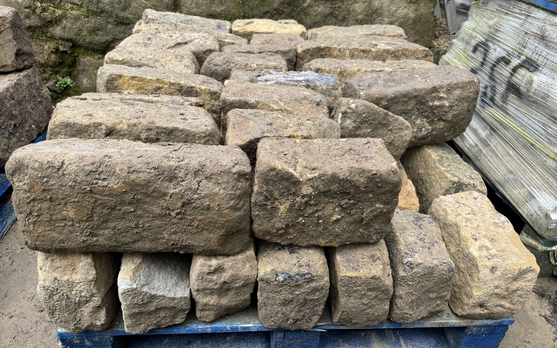 Pallet coursed Yorkshire Face Stone, course height 7in, 4.8m², random lengths backed off to approx - Image 9 of 15