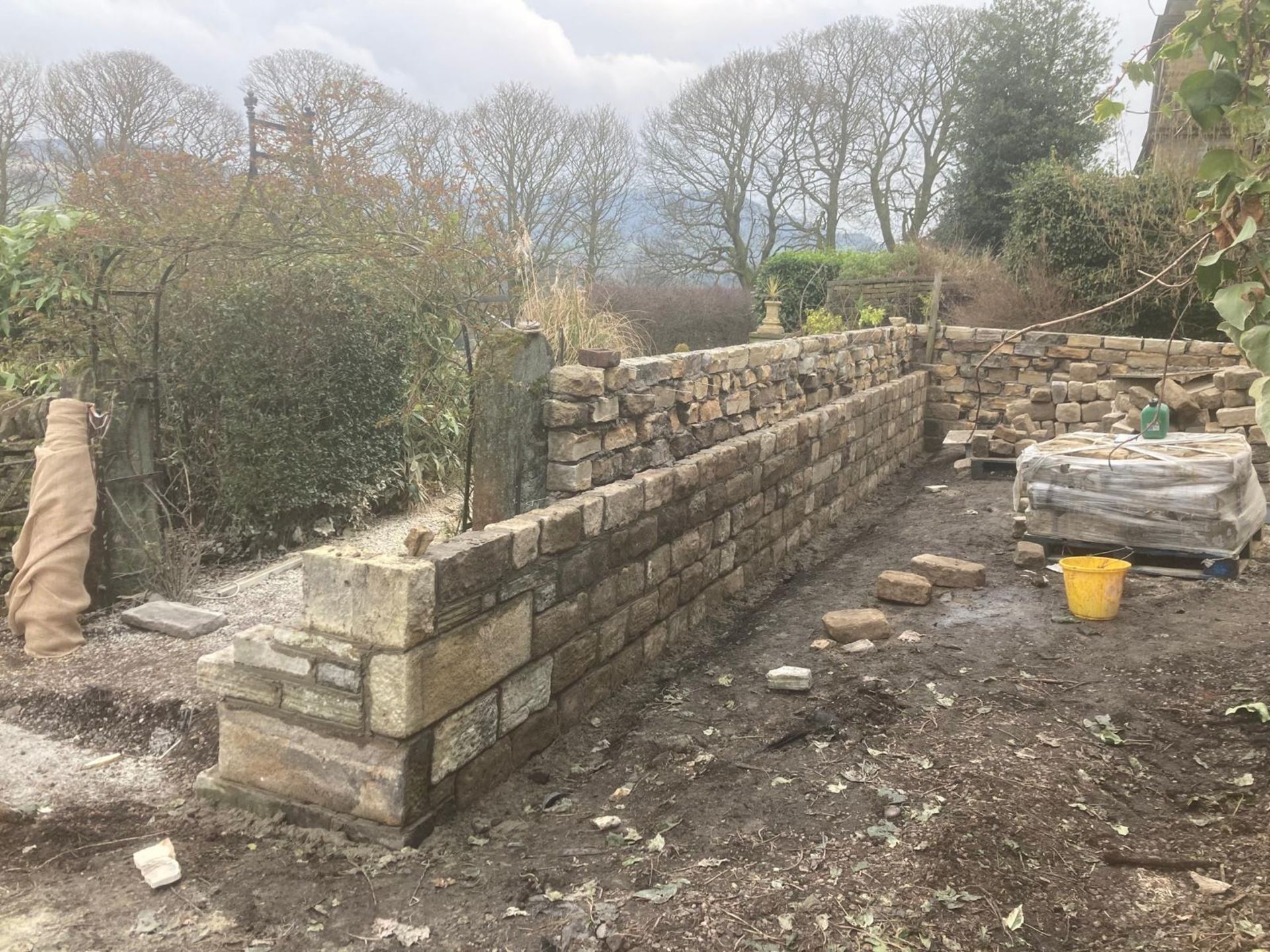 Pallet coursed Yorkshire Face Stone, course height 6in, 5m², random lengths backed off to approx - Image 14 of 15
