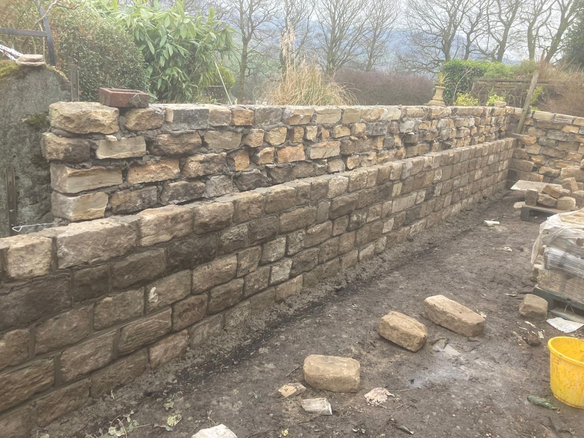 Pallet coursed Yorkshire Face Stone, course height 2.5in, 4.2m², random lengths backed off to approx - Image 11 of 13