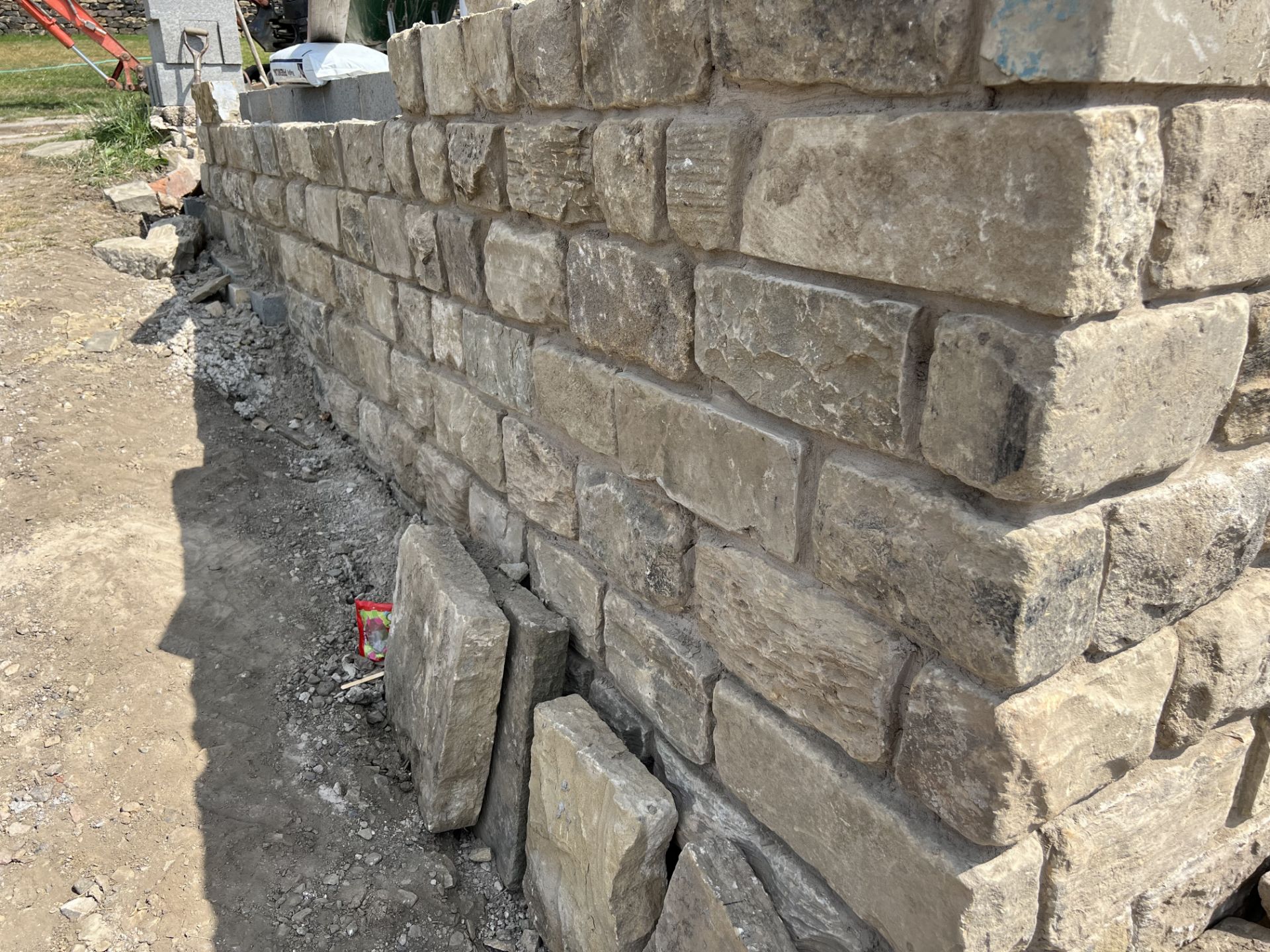 Pallet coursed Yorkshire Face Stone, course height 5.5in, 4.6m², random lengths backed off to approx - Image 6 of 15