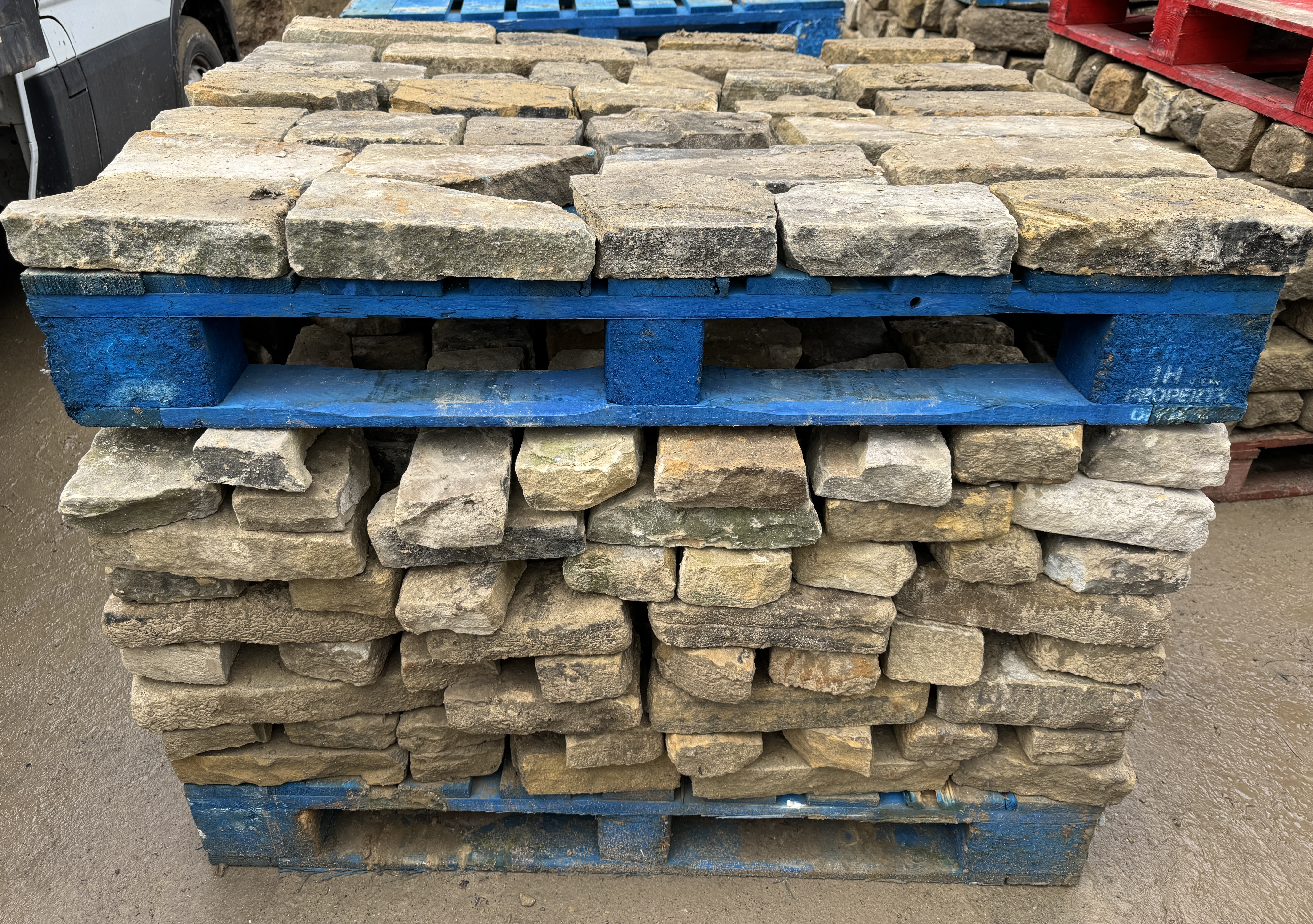 Pallet coursed Yorkshire Face Stone, course height 2.5in, 4.2m², random lengths backed off to approx - Image 6 of 13