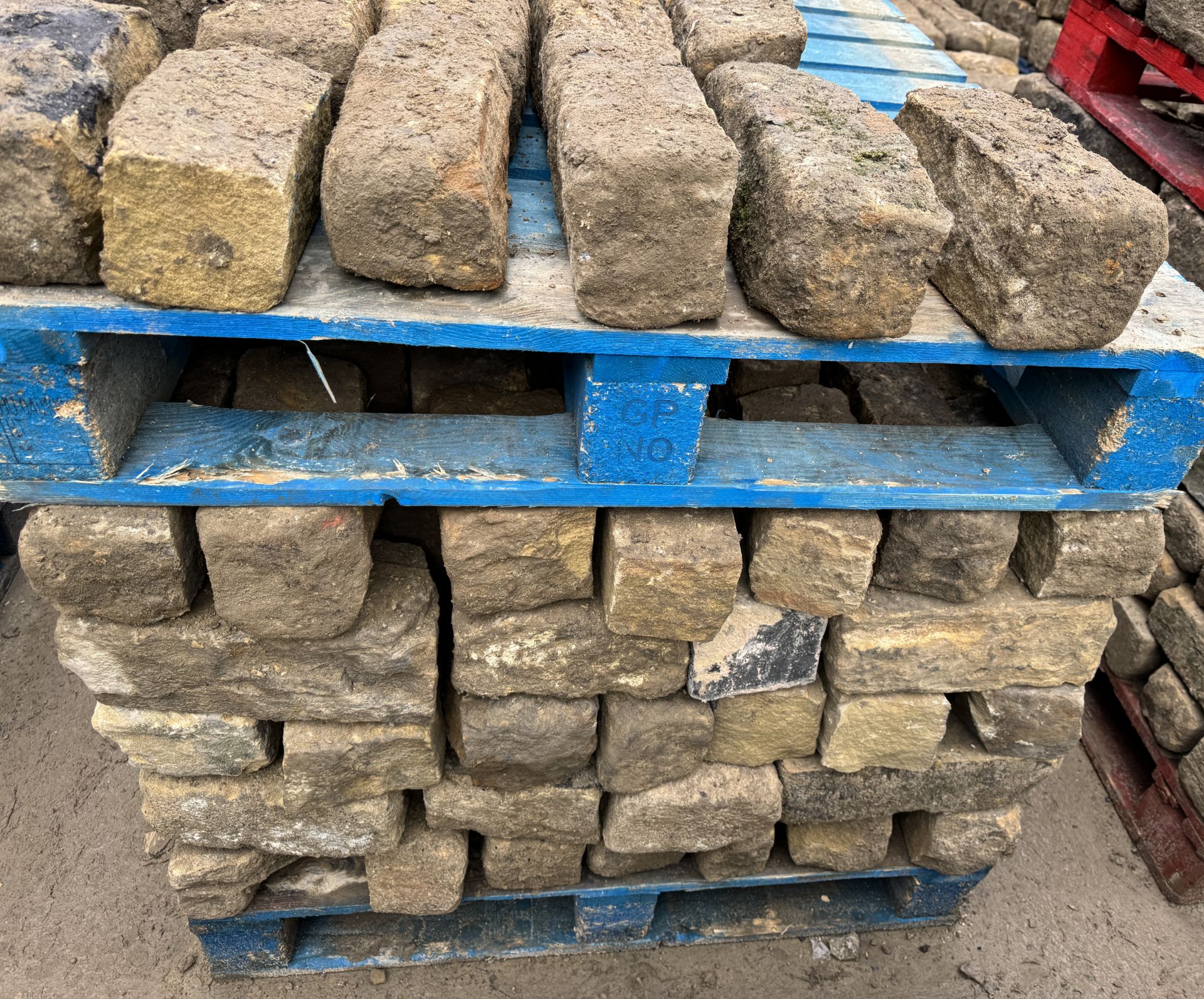 Pallet coursed Yorkshire Face Stone, course height 4.5in, 4.8m², random lengths backed off to approx - Bild 9 aus 15