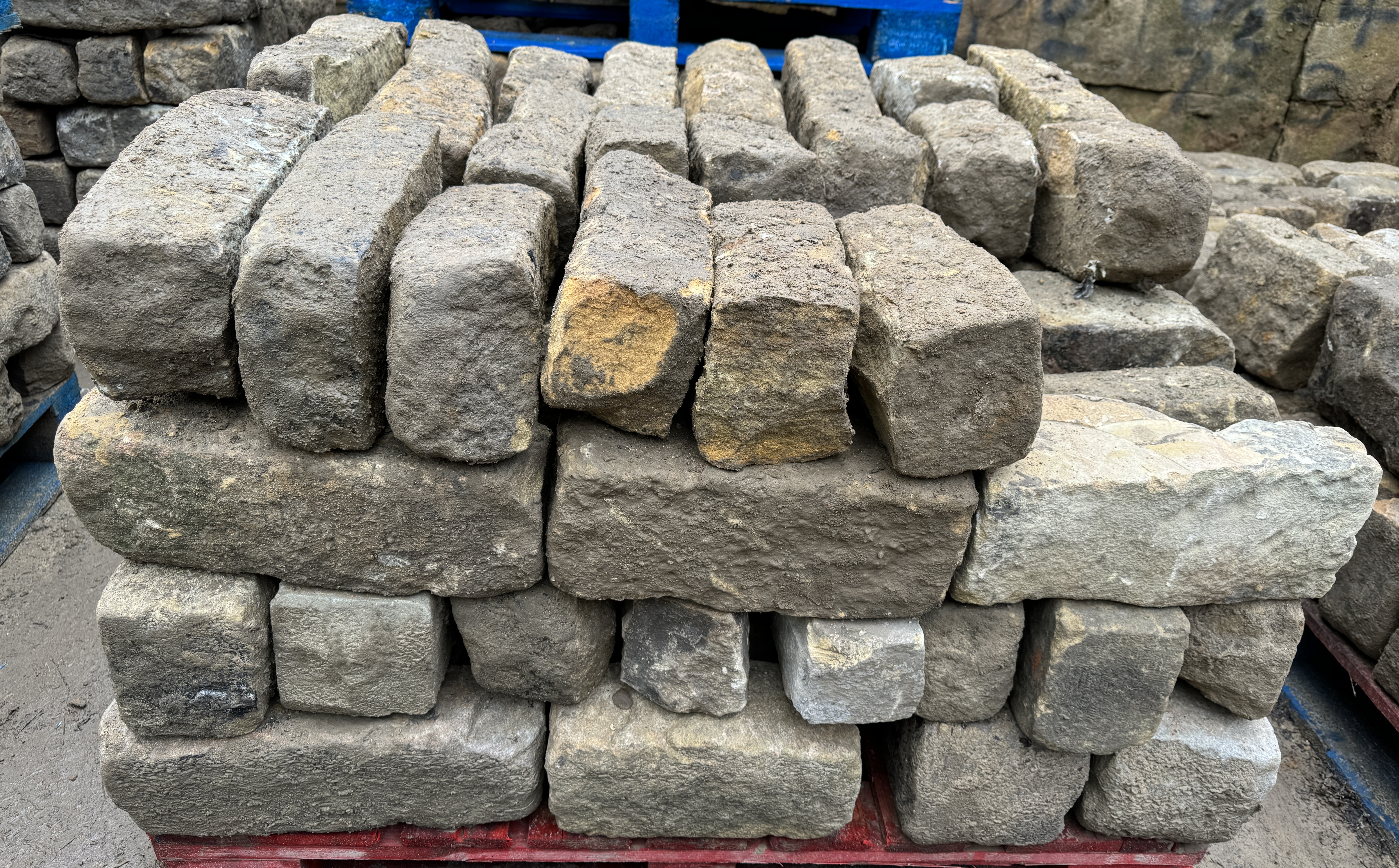 Pallet coursed Yorkshire Face Stone, course height 6.5in, 5.5m², random lengths backed off to approx