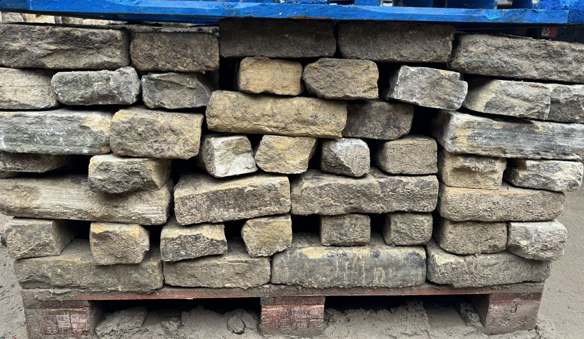 Pallet coursed Yorkshire Face Stone, course height 3in, 4.3m², random lengths backed off to approx