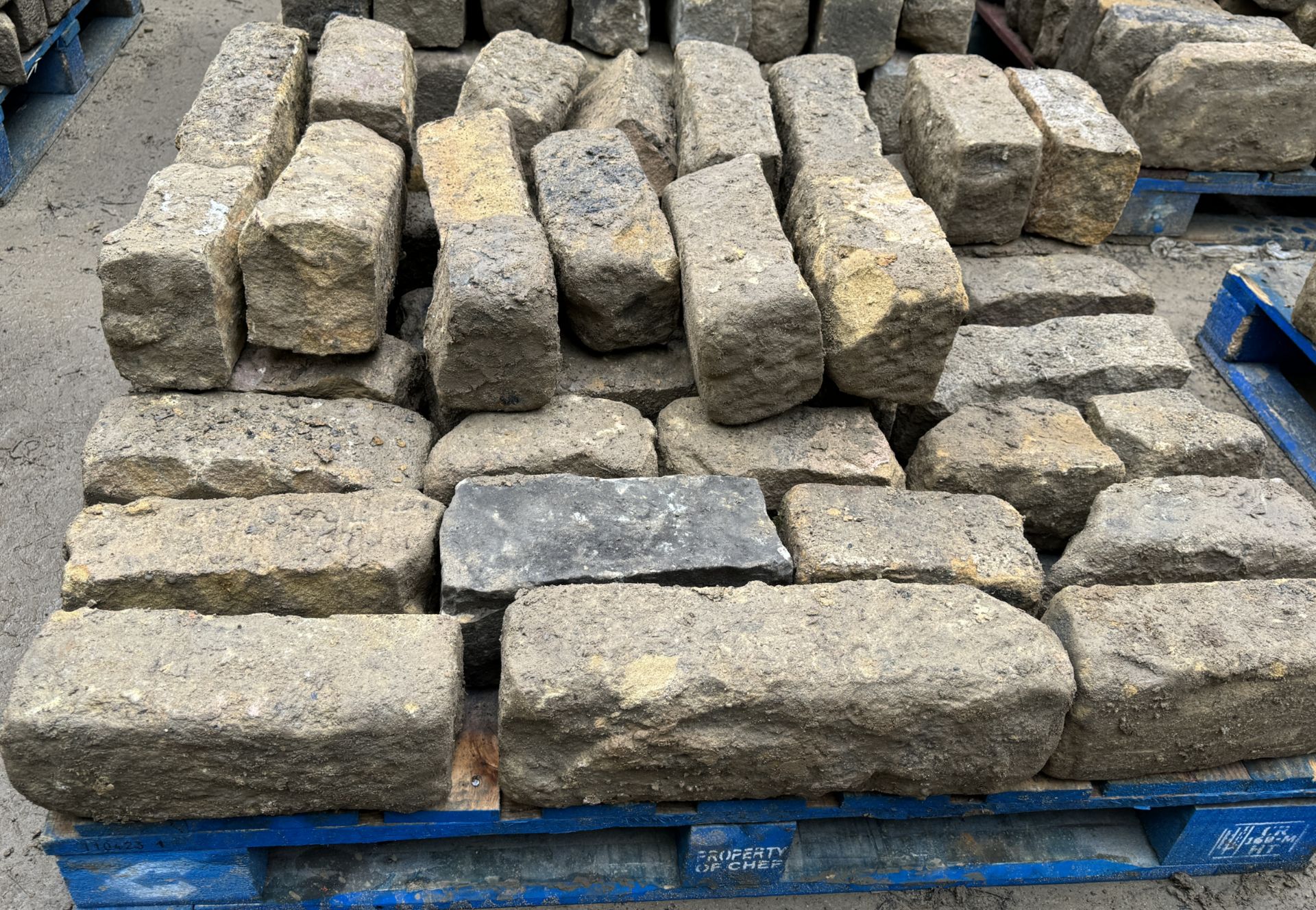 Pallet coursed Yorkshire Face Stone, course height 6in, 5m², random lengths backed off to approx - Image 9 of 15