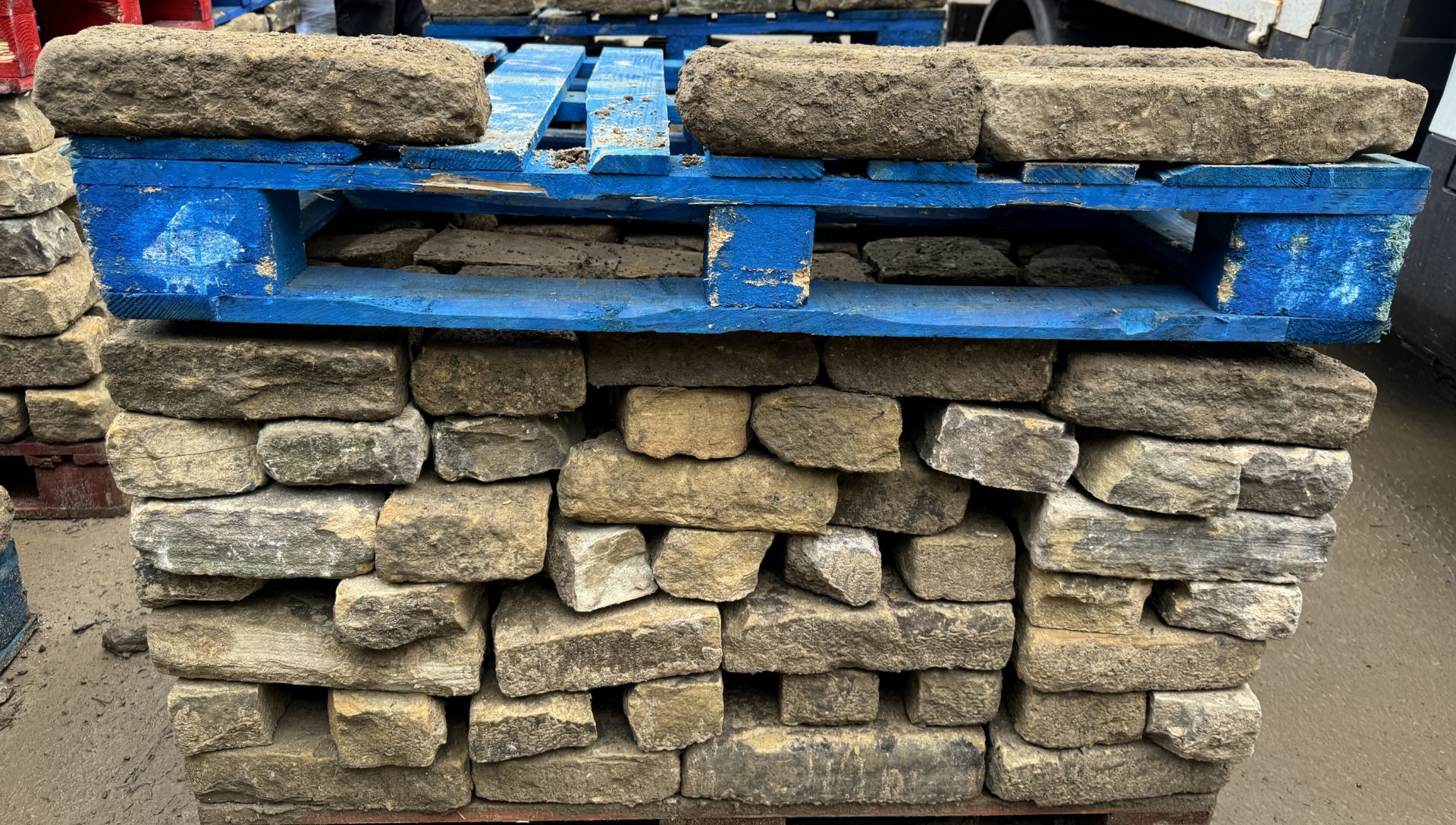 Pallet coursed Yorkshire Face Stone, course height 3in, 4.3m², random lengths backed off to approx - Image 9 of 15