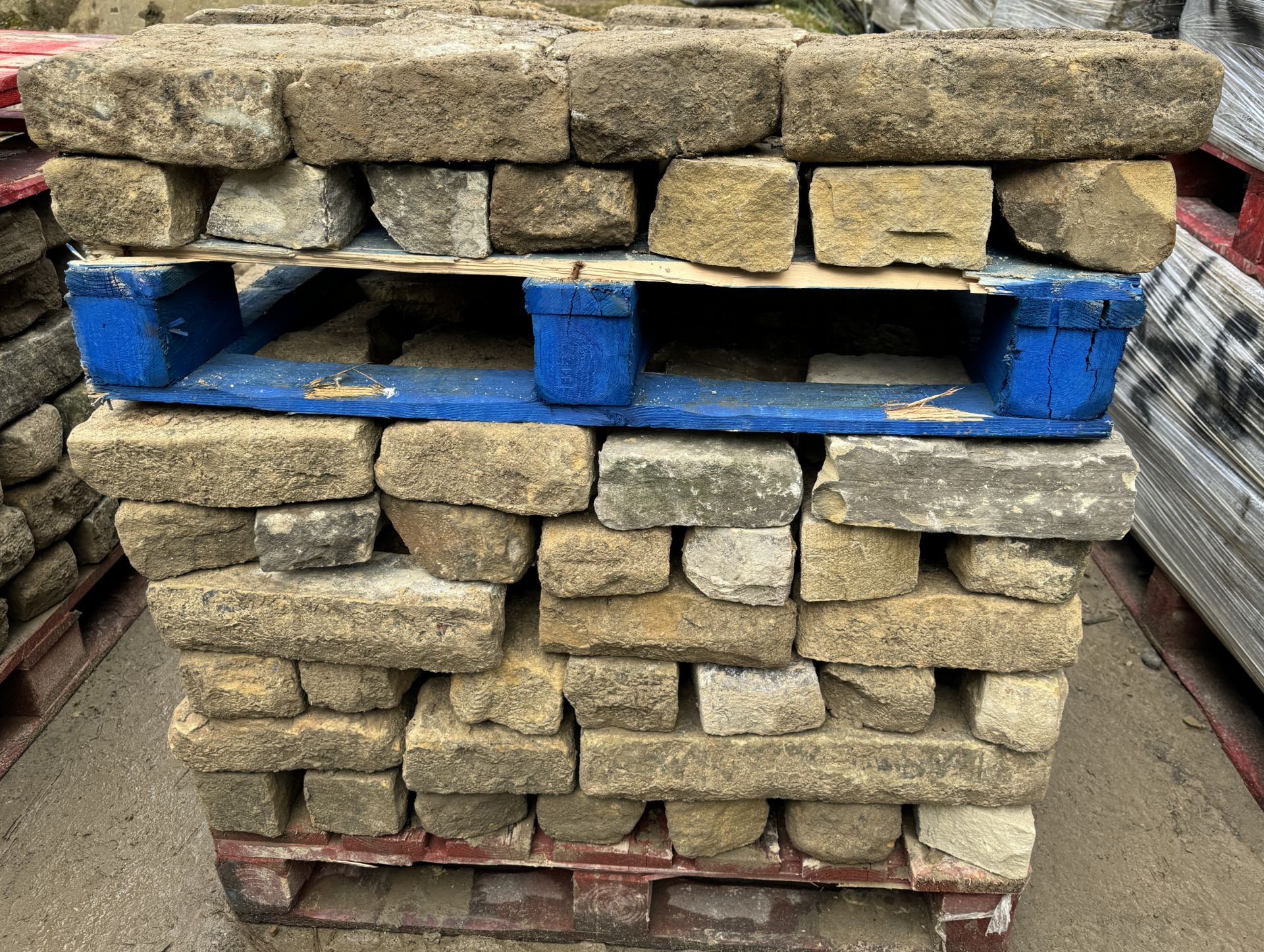 Pallet coursed Yorkshire Face Stone, course height 3.5in, 4.4m², random lengths backed off to approx - Image 9 of 15