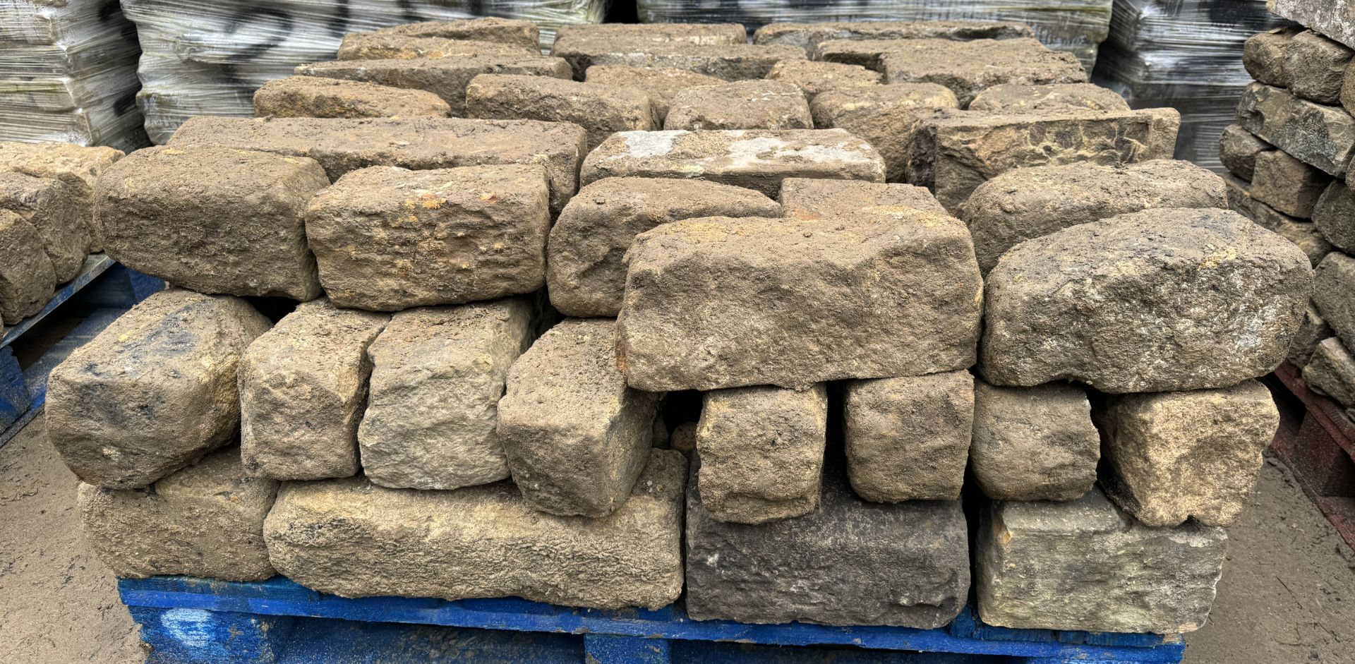 Pallet coursed Yorkshire Face Stone, course height 5.5in, 4.6m², random lengths backed off to approx - Image 9 of 15