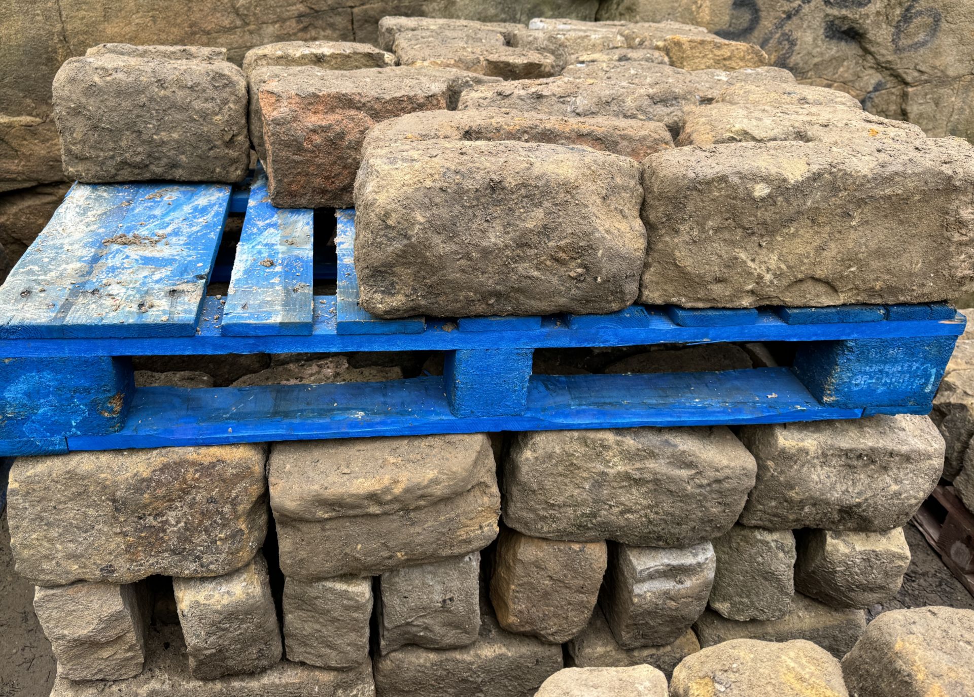 Pallet coursed Yorkshire Face Stone, course height 7in, 4.5m², random lengths backed off to approx - Image 9 of 15