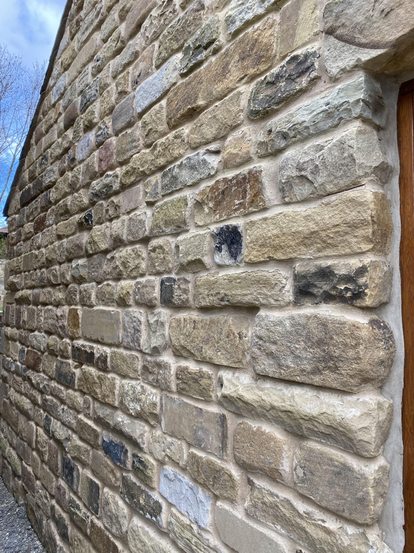 Pallet coursed Yorkshire Face Stone, course height 4.5in, 4.8m², random lengths backed off to approx - Image 7 of 15