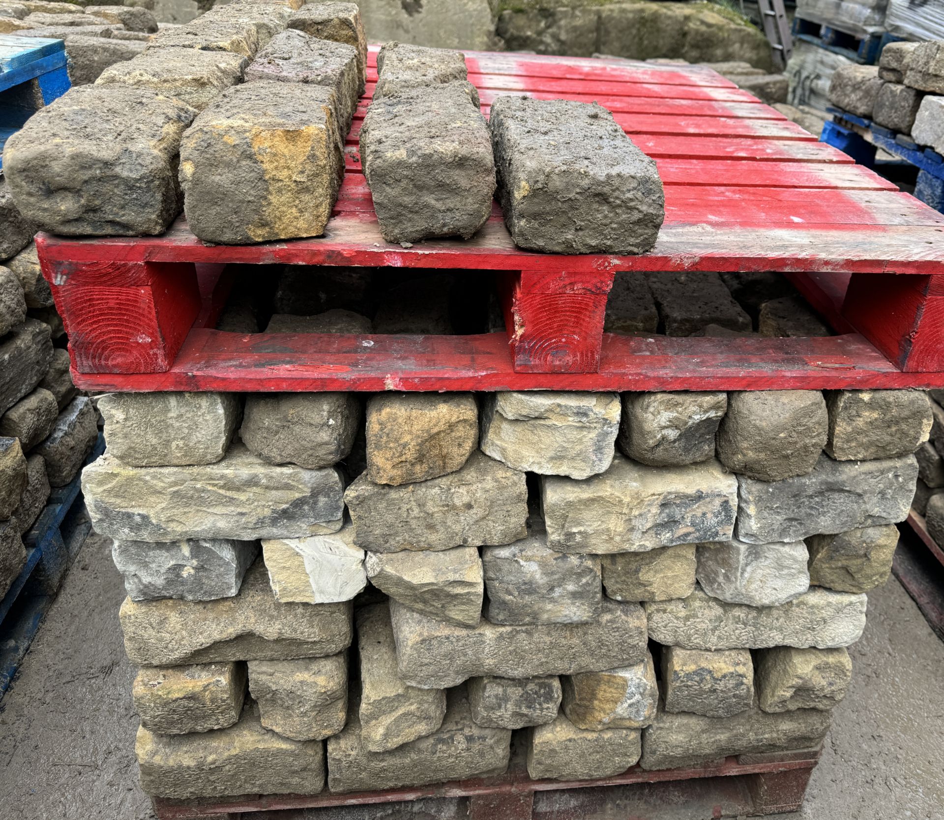 Pallet coursed Yorkshire Face Stone, course height 4in, 5m², random lengths backed off to approx - Image 9 of 15