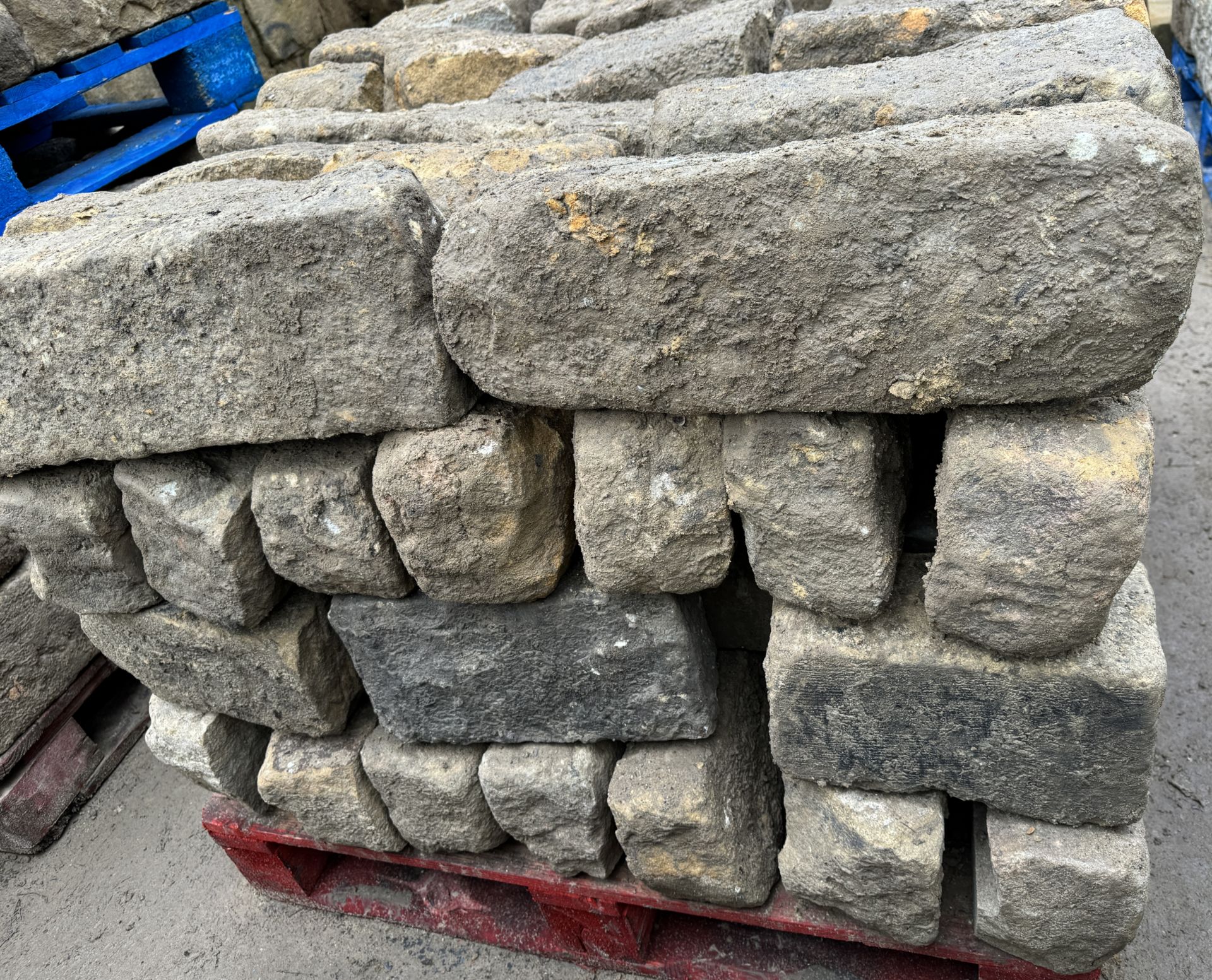 Pallet coursed Yorkshire Face Stone, course height 6.5in, 5.5m², random lengths backed off to approx - Image 9 of 15