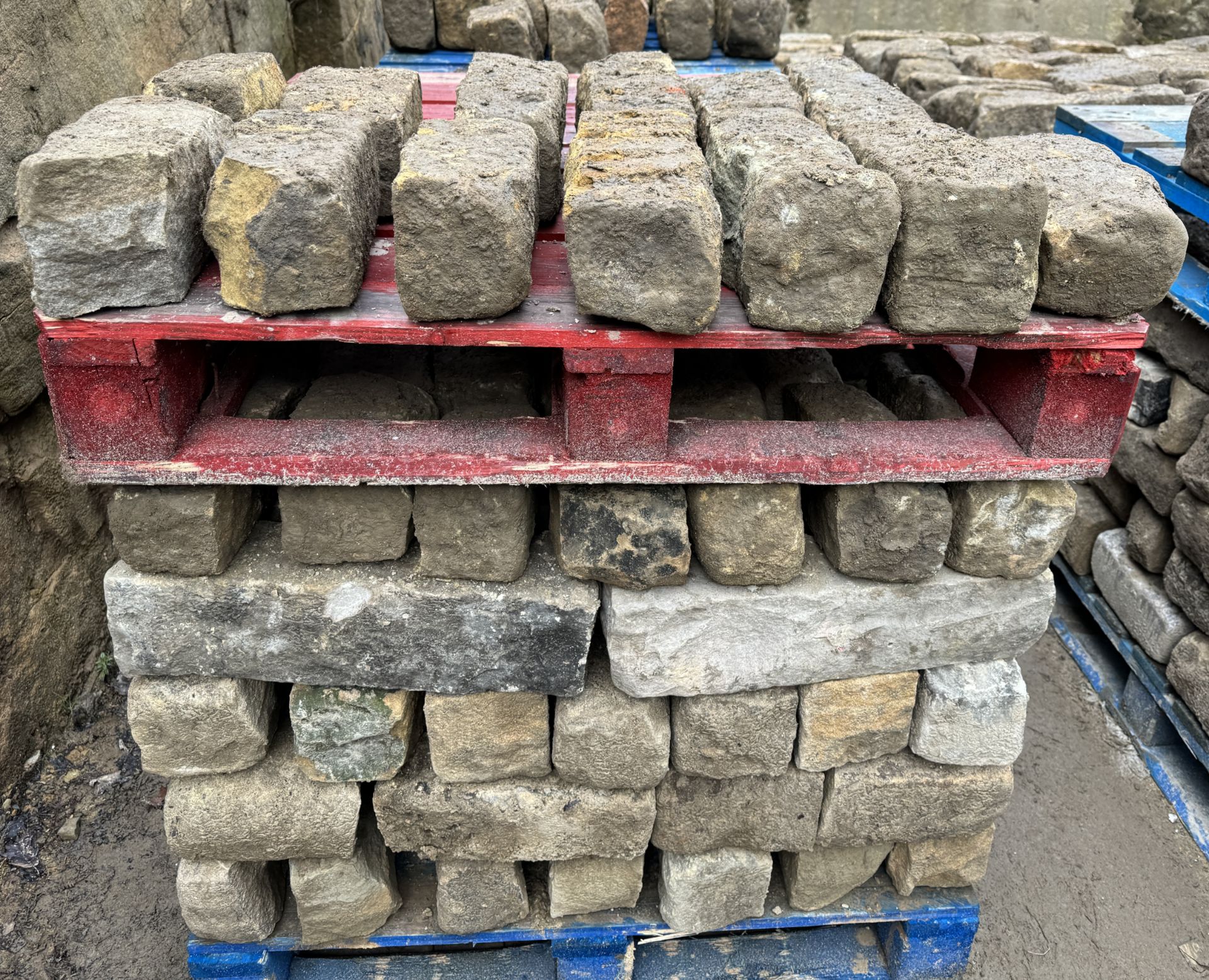 Pallet coursed Yorkshire Face Stone, course height 5in, 5.3m², random lengths backed off to approx - Image 9 of 15