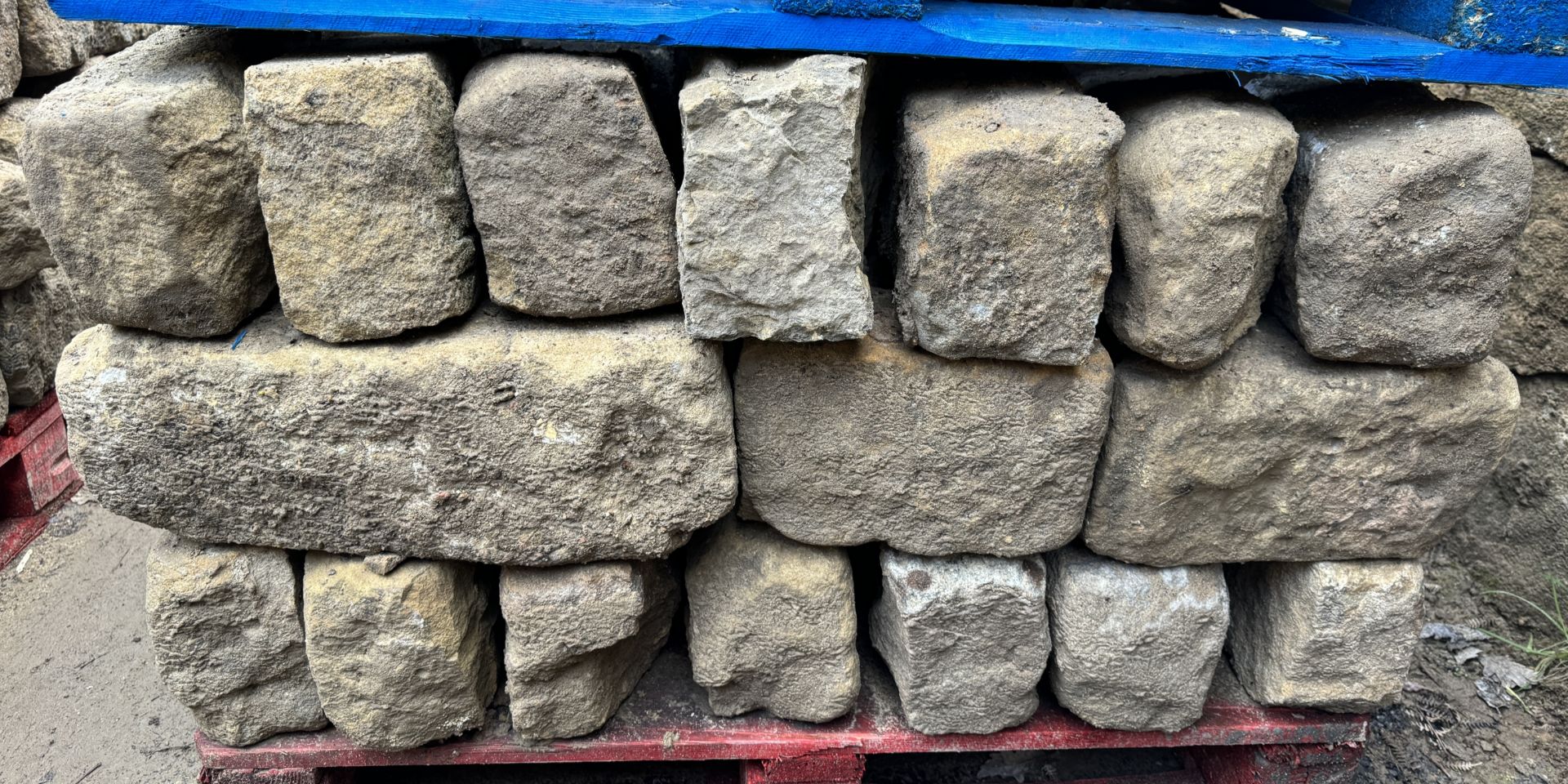 Pallet coursed Yorkshire Face Stone, course height 7in, 4.5m², random lengths backed off to approx
