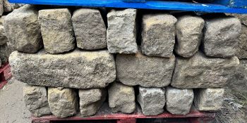 Pallet coursed Yorkshire Face Stone, course height 7in, 4.5m², random lengths backed off to approx