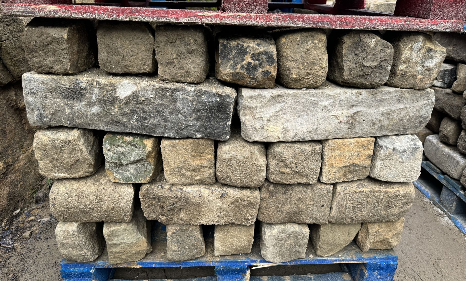 Pallet coursed Yorkshire Face Stone, course height 5in, 5.3m², random lengths backed off to approx