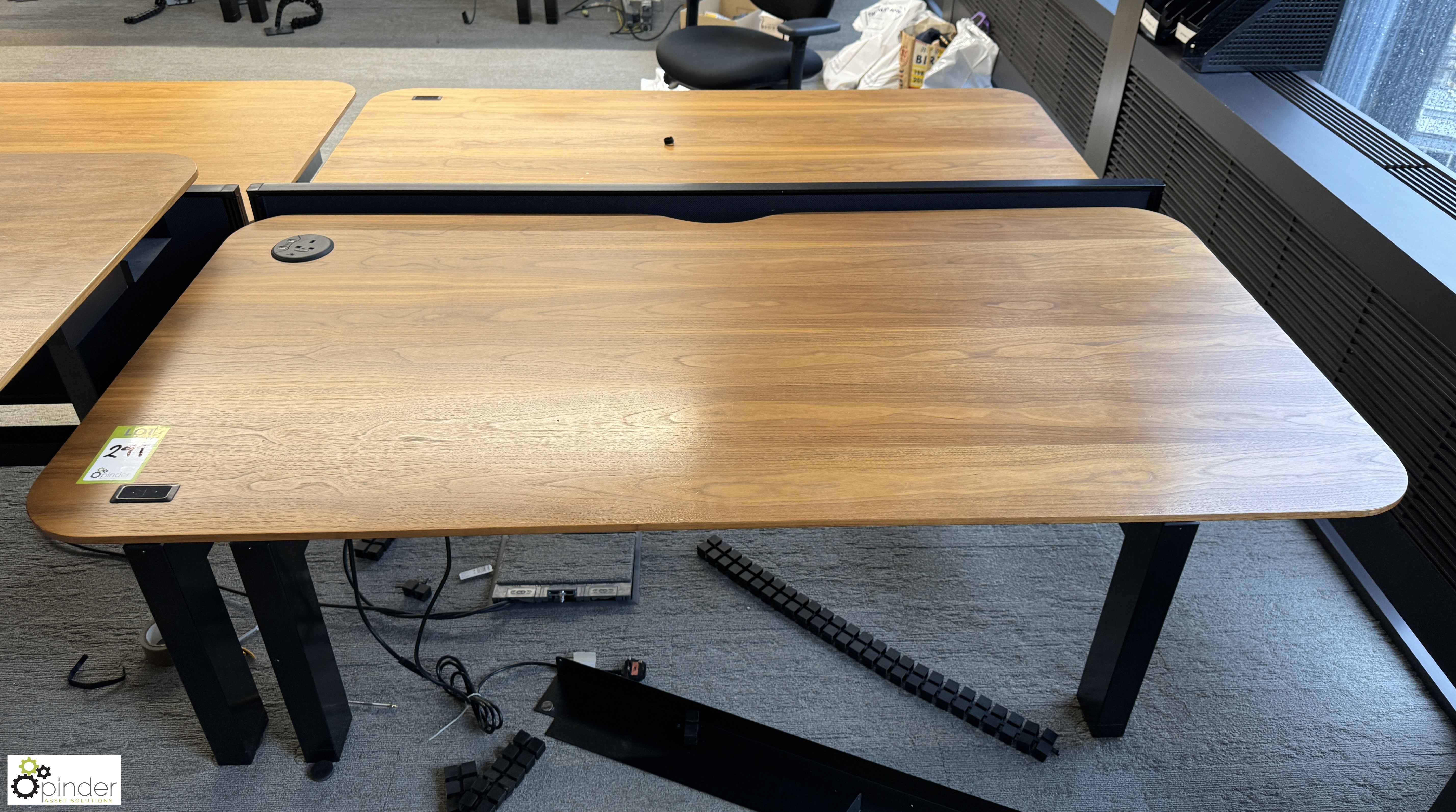 OMT back to back powered rise and fall Desks, 1600mm x 800mm per desk leaf, cherry veneer,with - Bild 2 aus 5