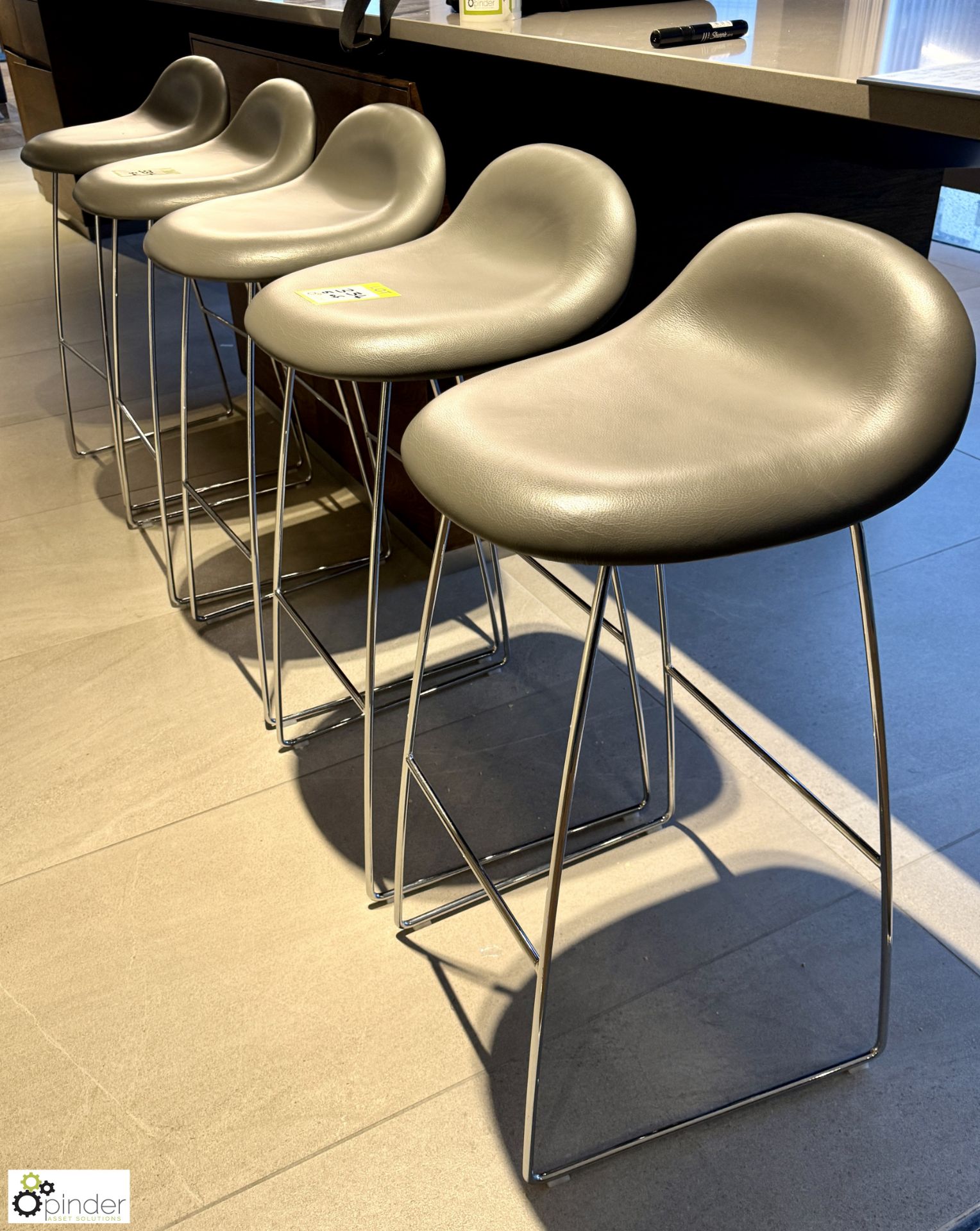 5 chrome framed/leather Bar Stools (location in building – level 7) - Image 3 of 4