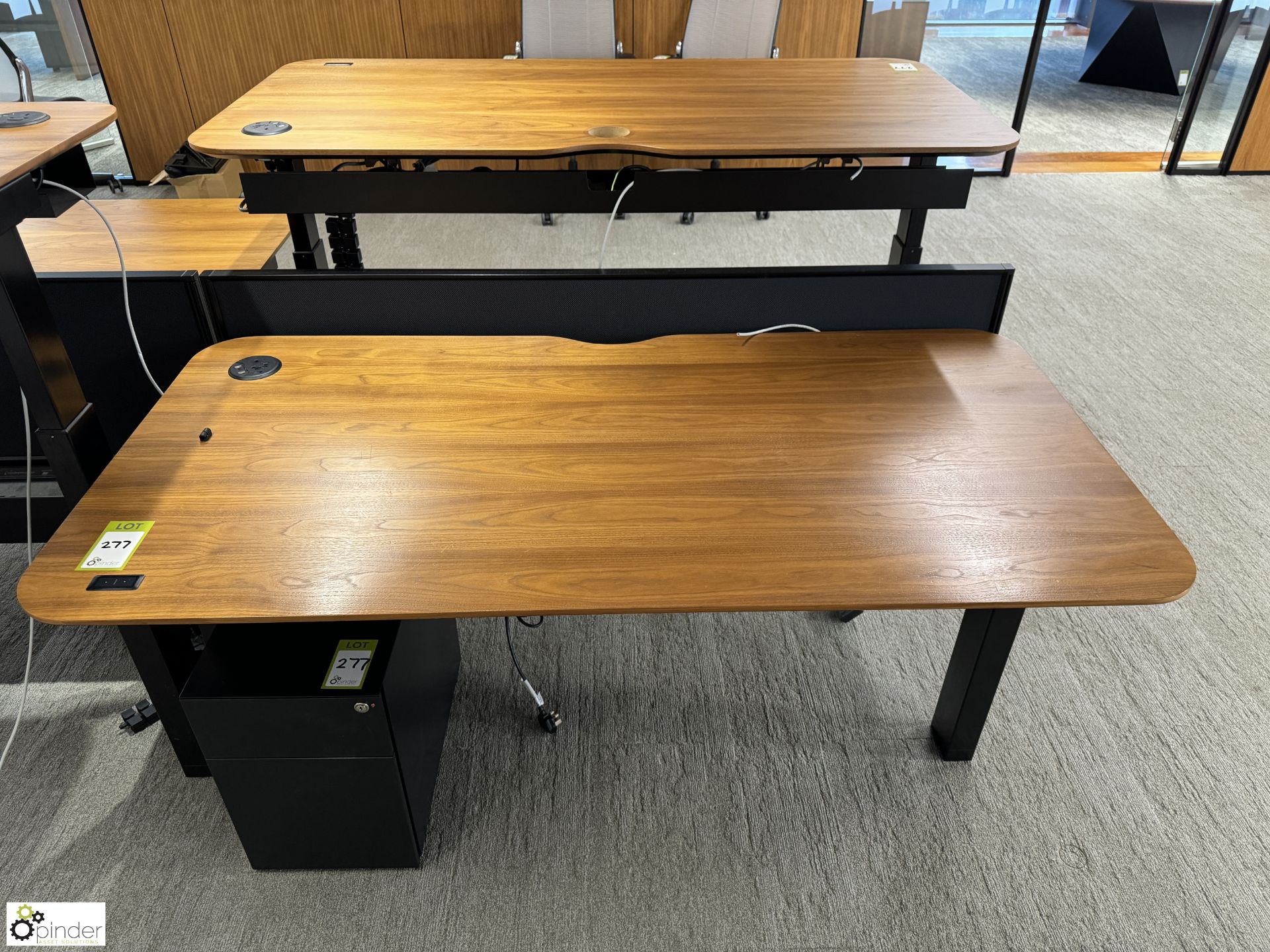 OMT back to back powered rise and fall Desks, 1600mm x 800mm per desk leaf, cherry veneer, with - Image 3 of 6