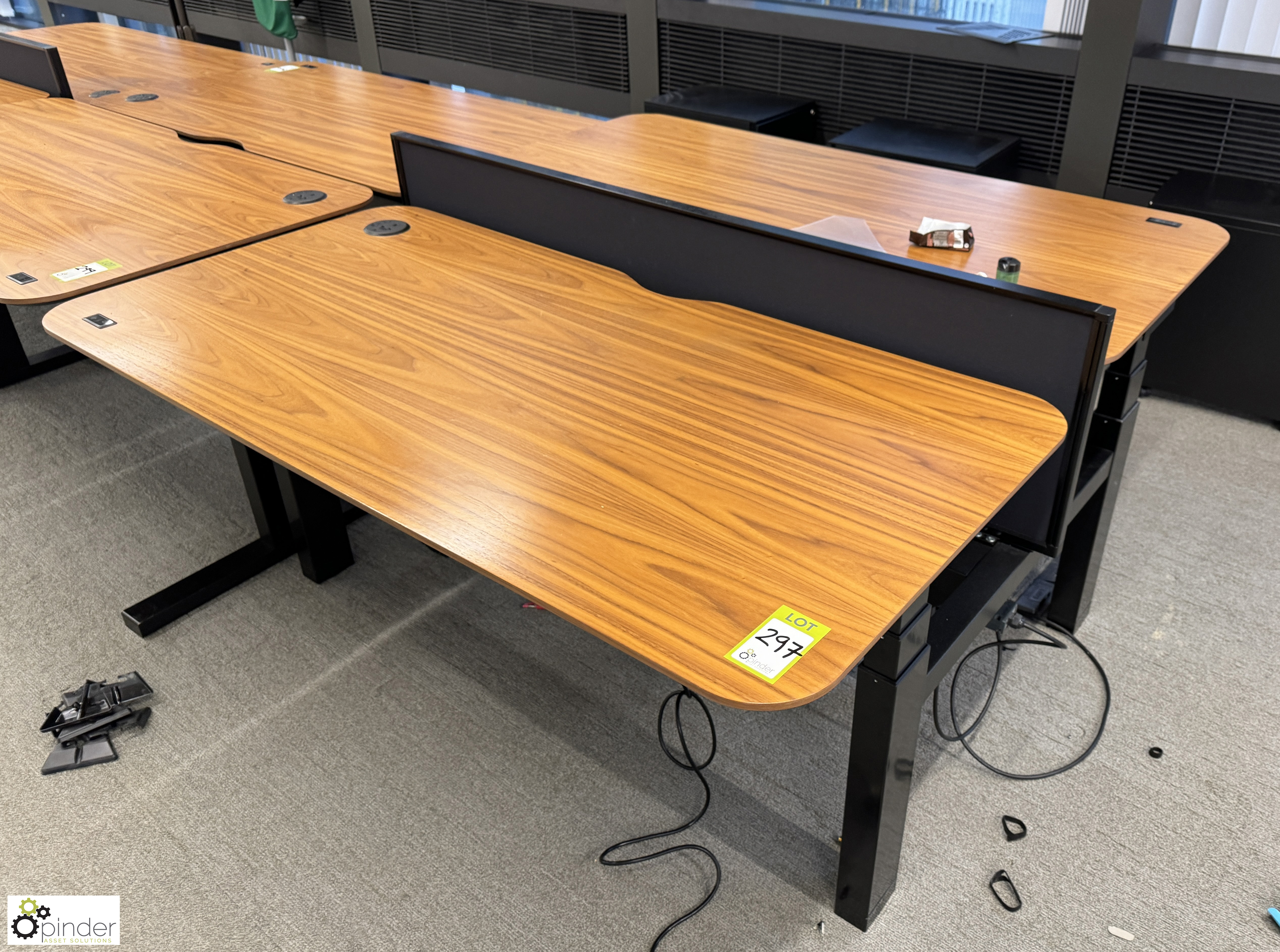 OMT back to back powered rise and fall Desks, 1600mm x 800mm per desk leaf, cherry veneer, with - Bild 2 aus 5