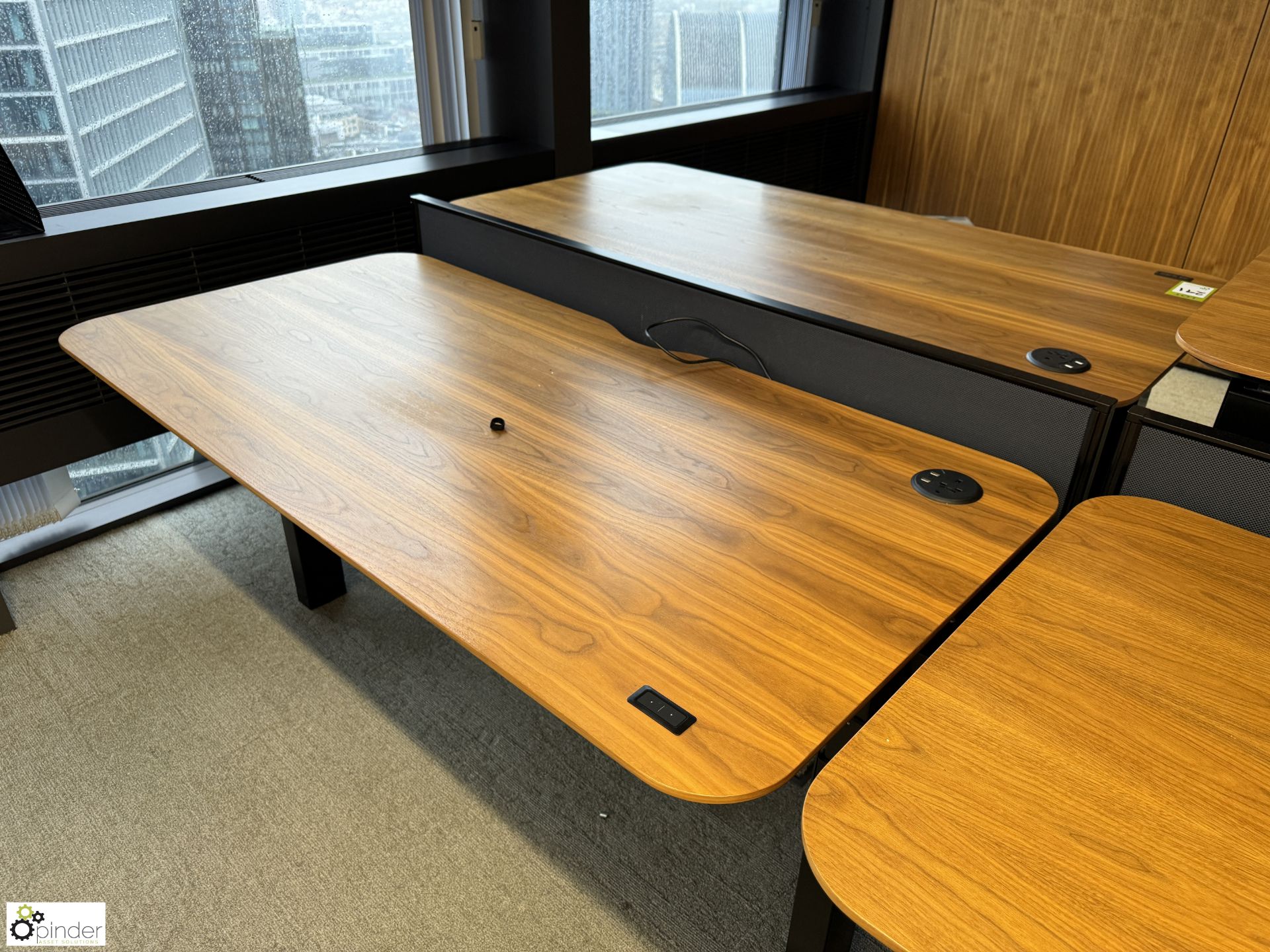 OMT back to back powered rise and fall Desks, 1600mm x 800mm per desk leaf, cherry veneer,with - Image 4 of 5