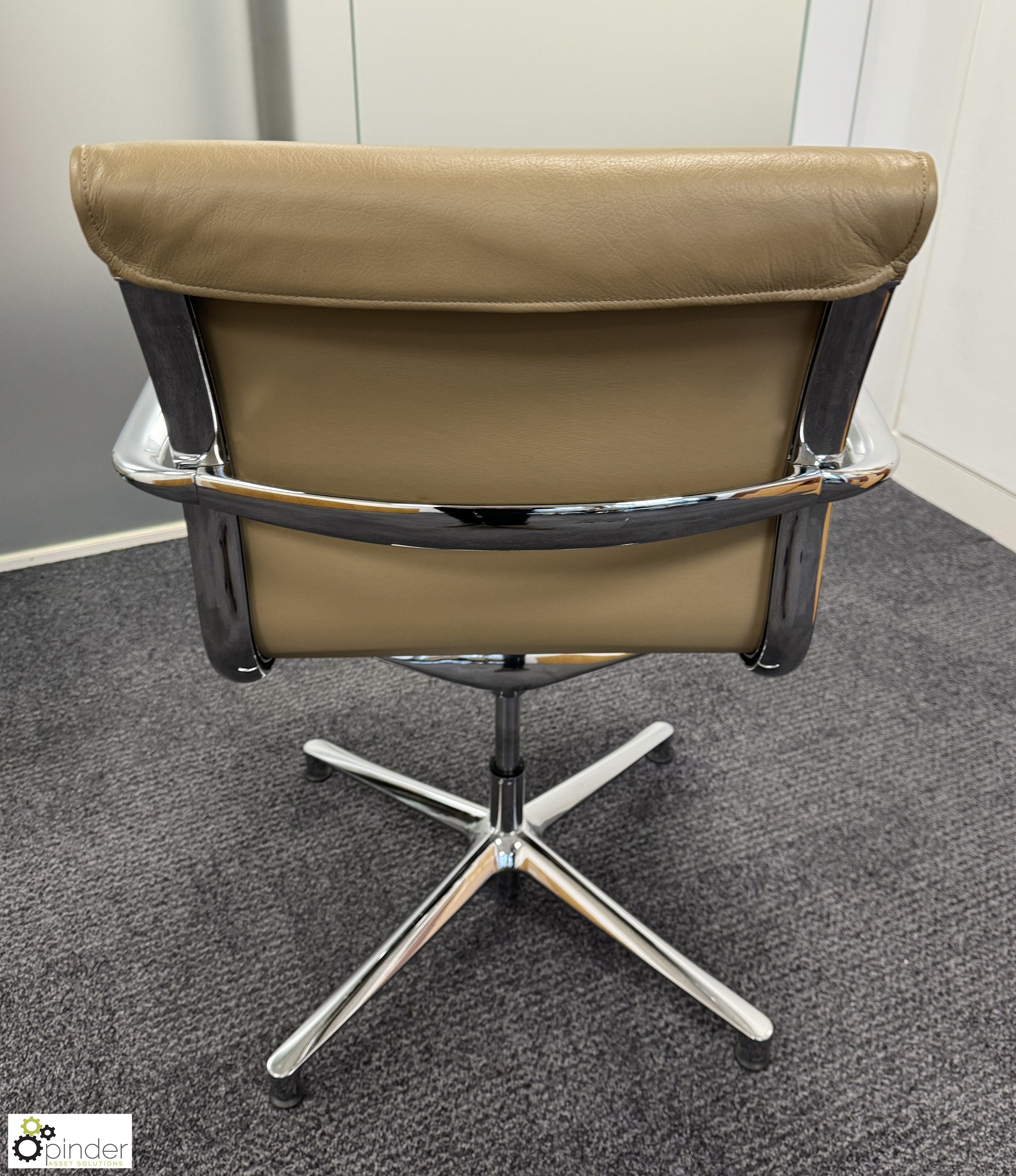 Set 4 ICF chrome framed leather Swivel Armchairs (location in building – level 21) - Image 4 of 5