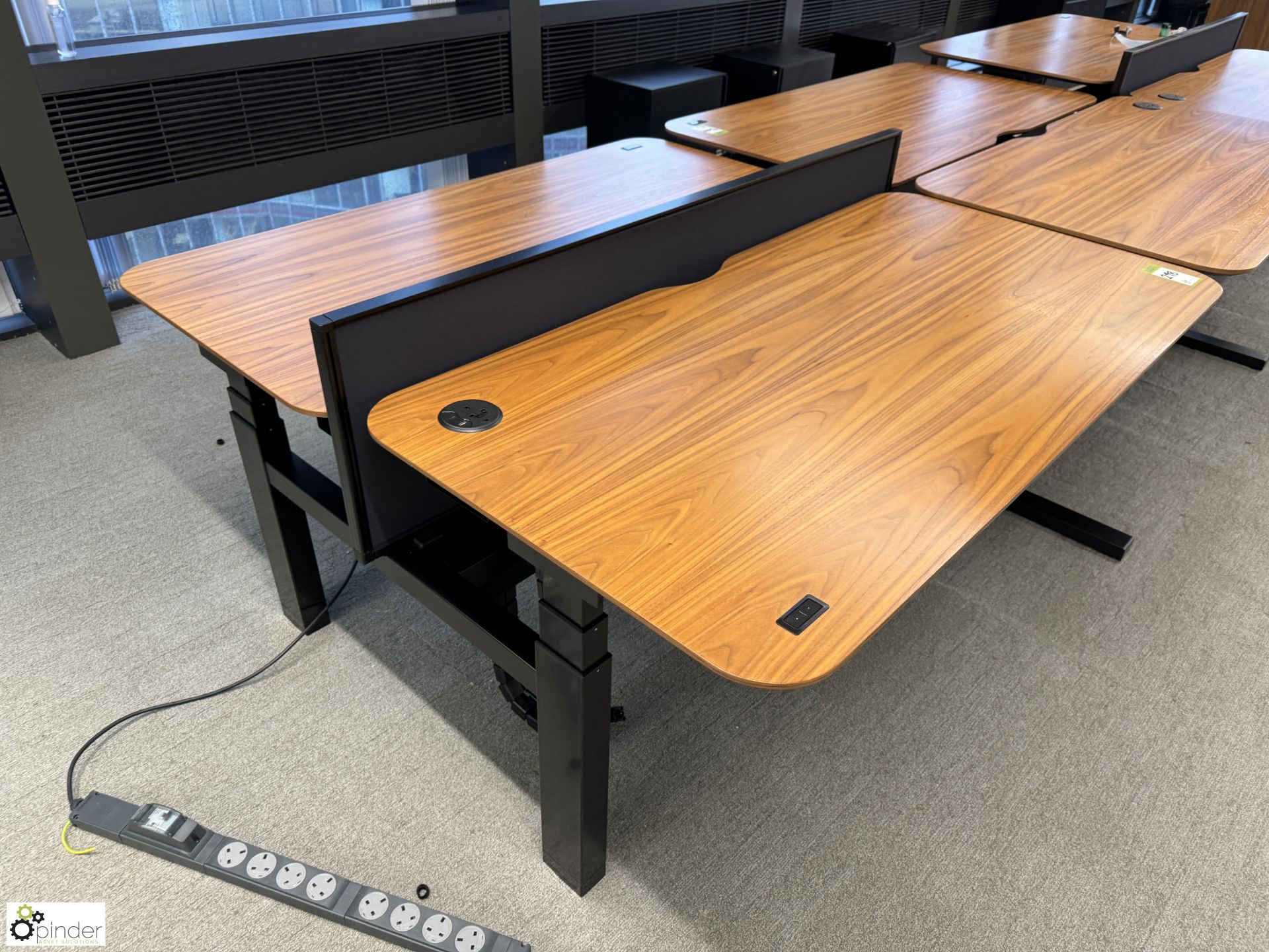 OMT back to back powered rise and fall Desks, 1600mm x 800mm per desk leaf, cherry veneer, with - Bild 2 aus 5