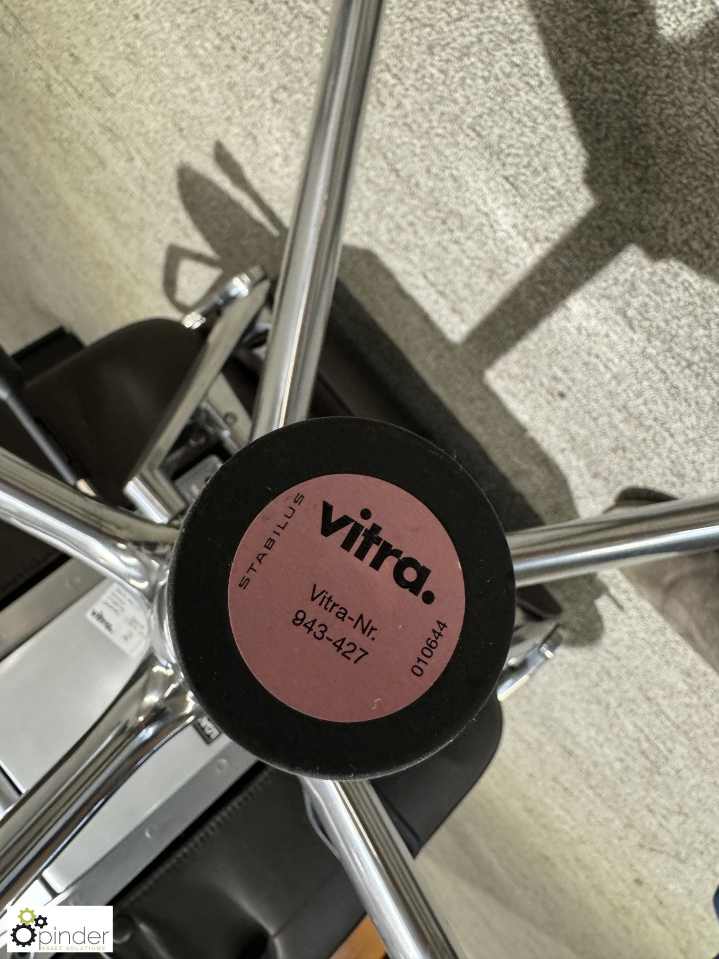 Vitra AC5 Studio wheeled leather/chrome swivel Office Armchair (location in building – level 22) - Bild 5 aus 7