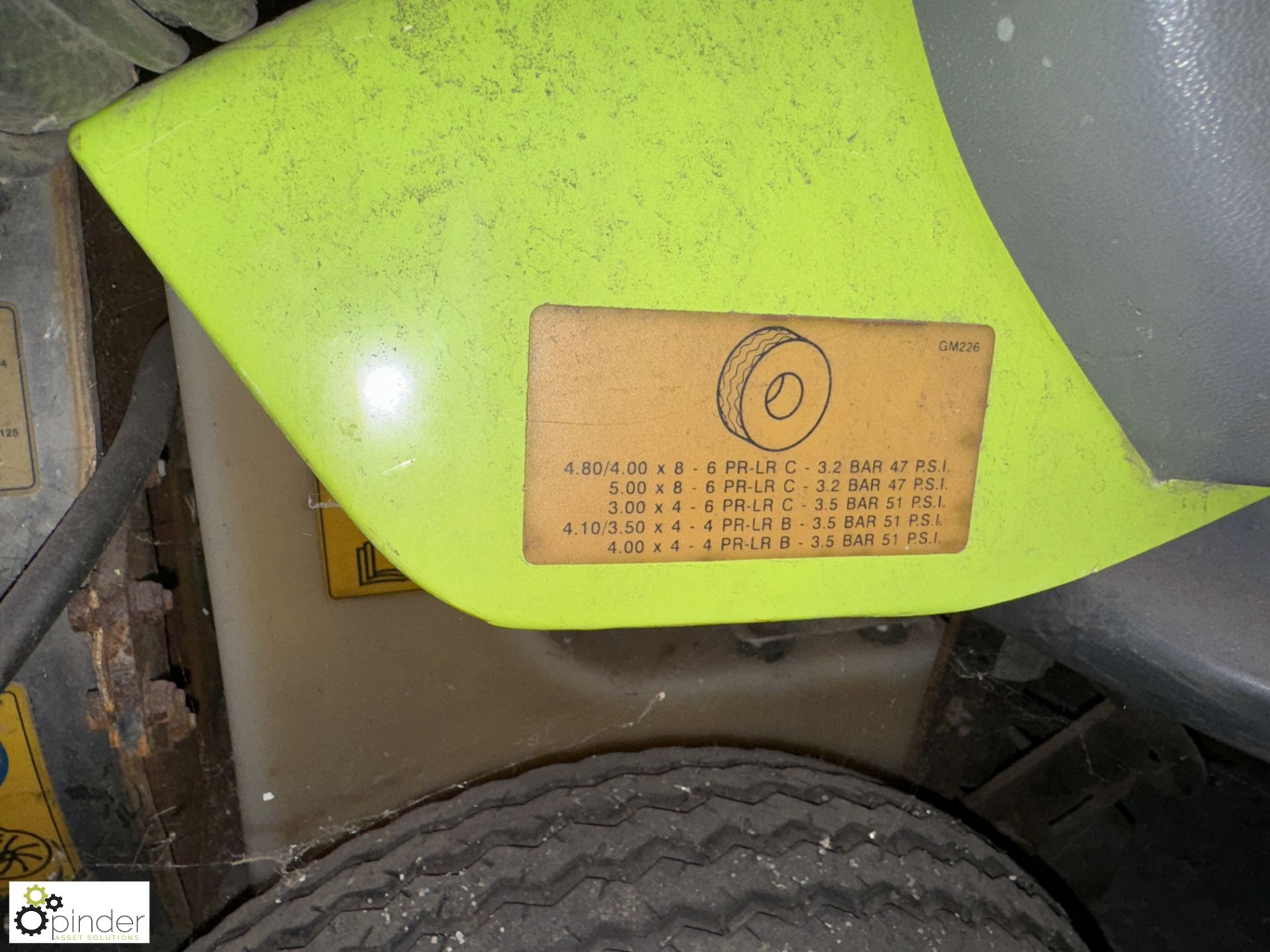 Green Machine 414 RS diesel Ride on power air Sweeper, 153hours - Bild 4 aus 7