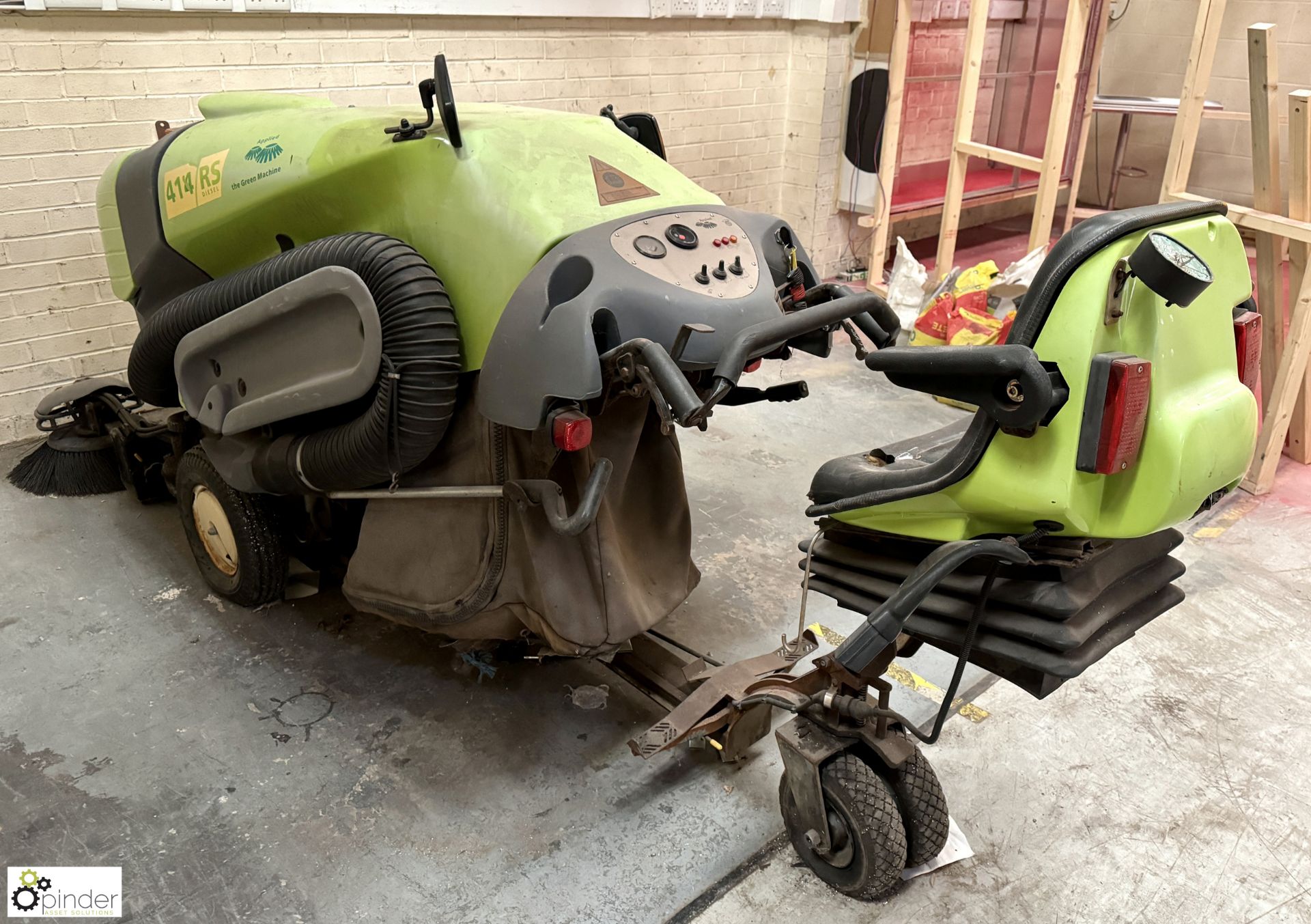 Green Machine 414 RS diesel Ride on power air Sweeper, 153hours - Bild 5 aus 7