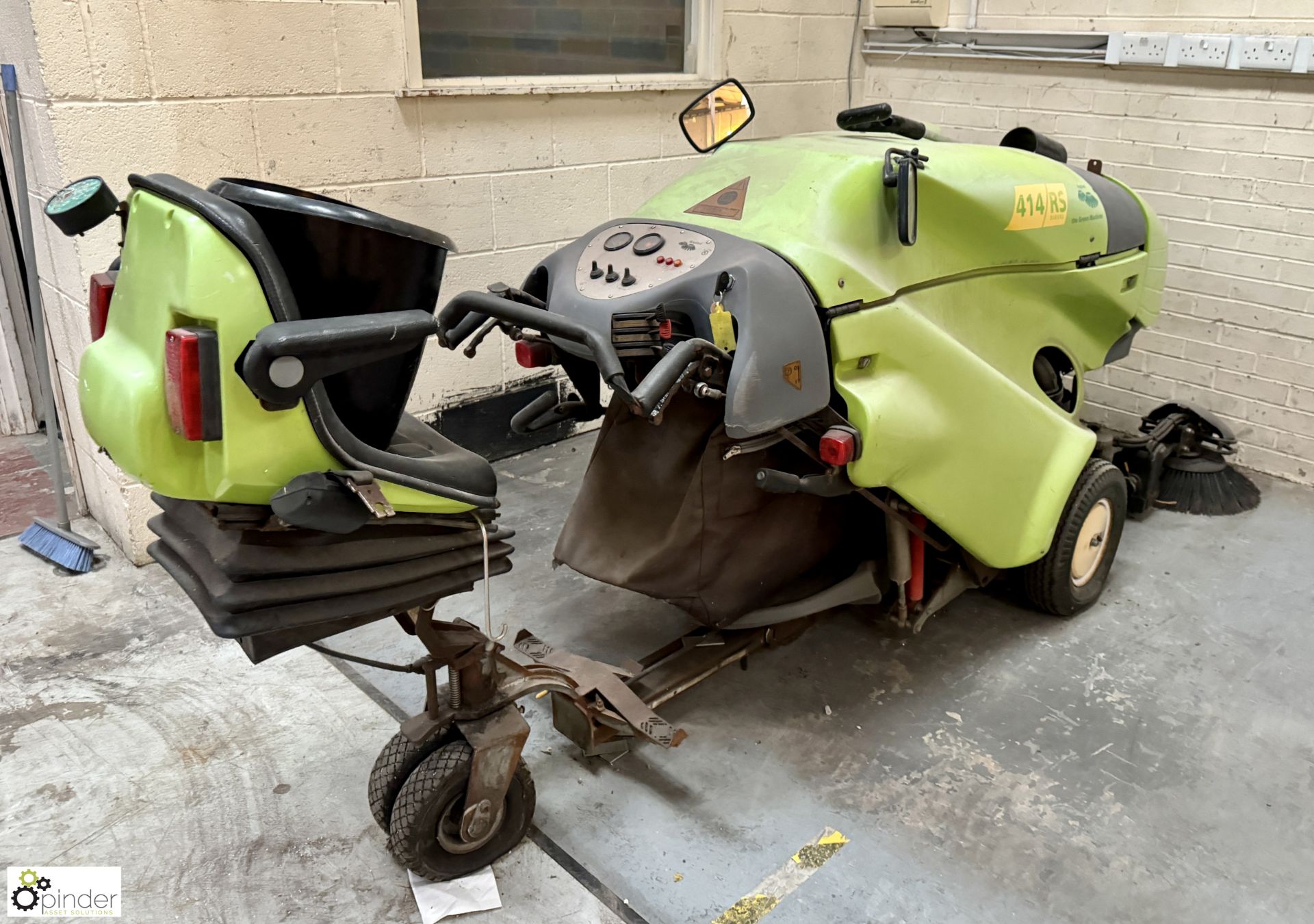 Green Machine 414 RS diesel Ride on power air Sweeper, 153hours - Bild 2 aus 7