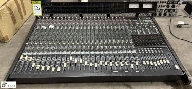 Mackie 24x8x2 8-BUS Mixing Console