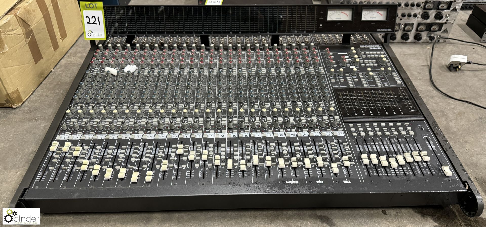 Mackie 24x8x2 8-BUS Mixing Console