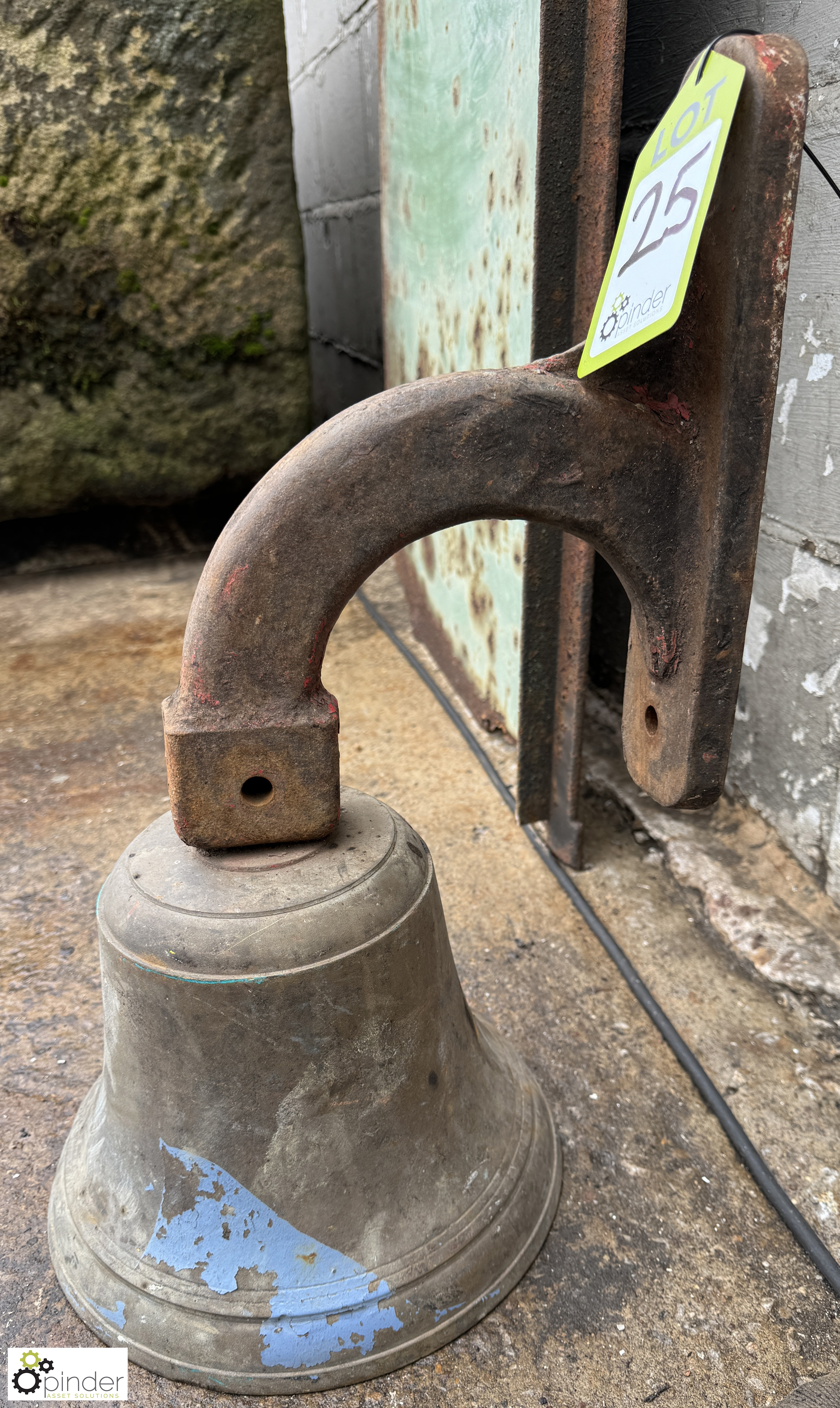 Antique Bronze Bell with ringer and wall bracket, bell 260mm diameter x 200mm high - Bild 7 aus 8