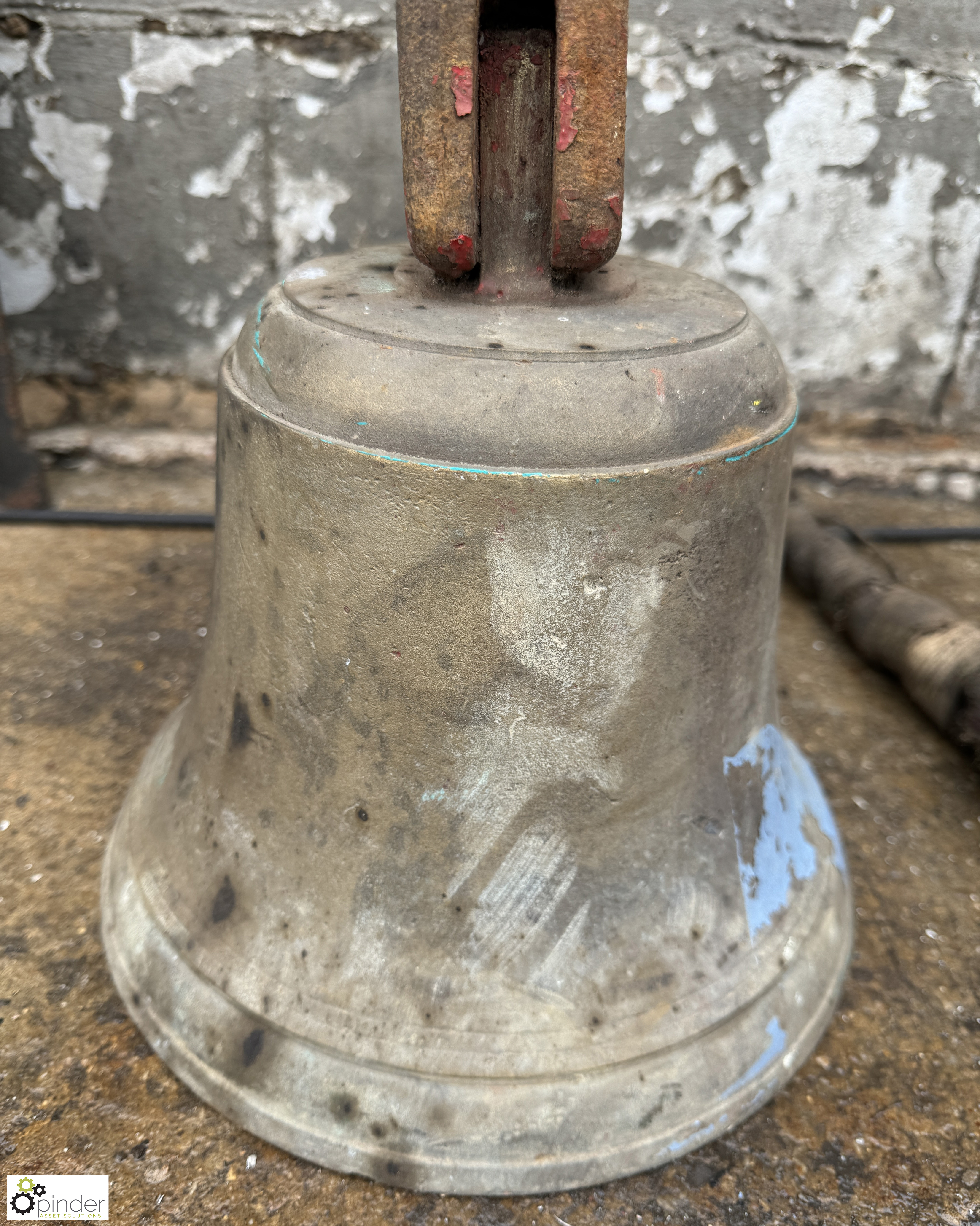 Antique Bronze Bell with ringer and wall bracket, bell 260mm diameter x 200mm high - Bild 4 aus 8