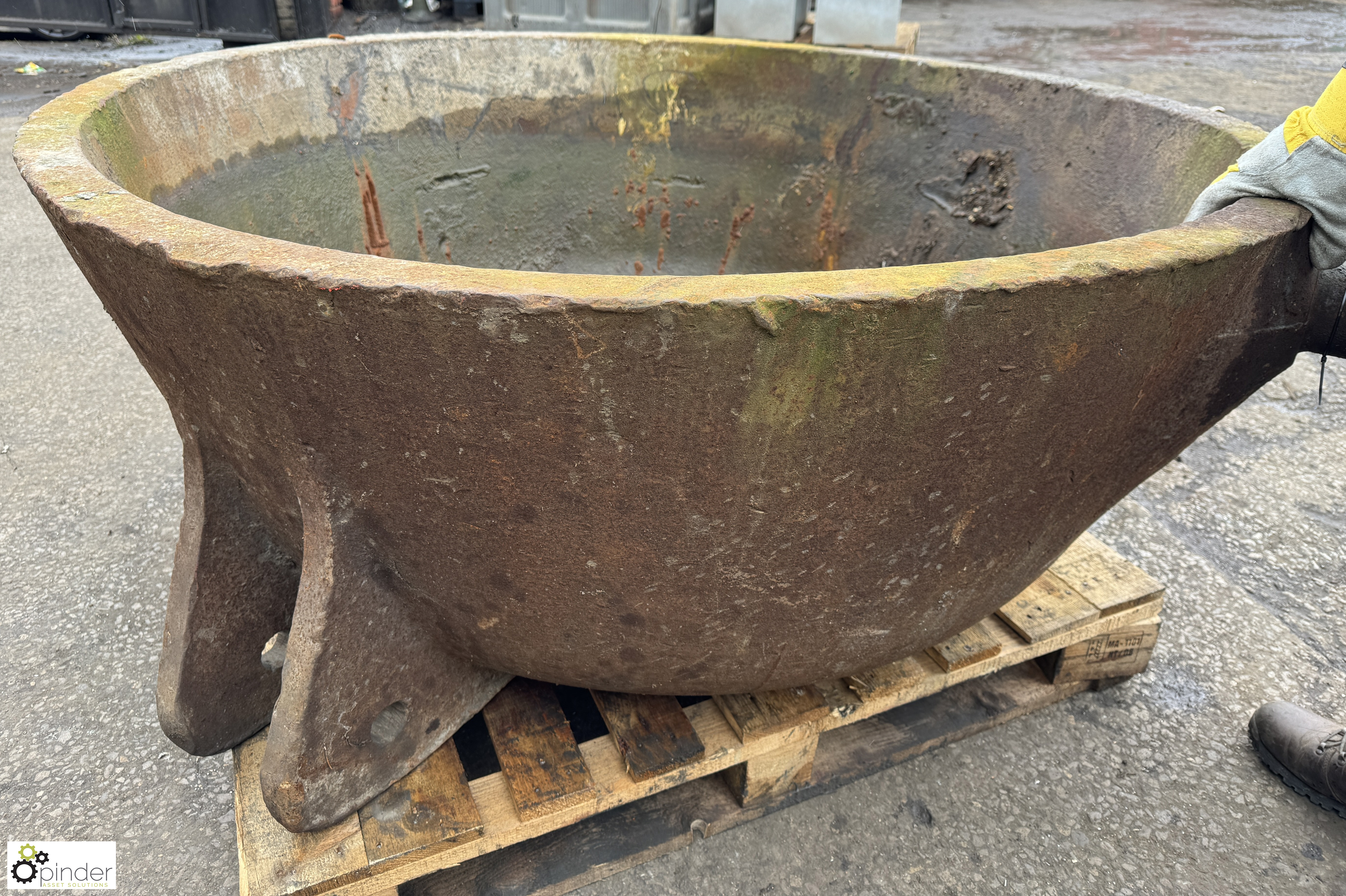 Cast iron Crucible/Melting Pan, 1540mm diameter x 60mm thick x 630mm high, approx. 1600kg - Bild 5 aus 6