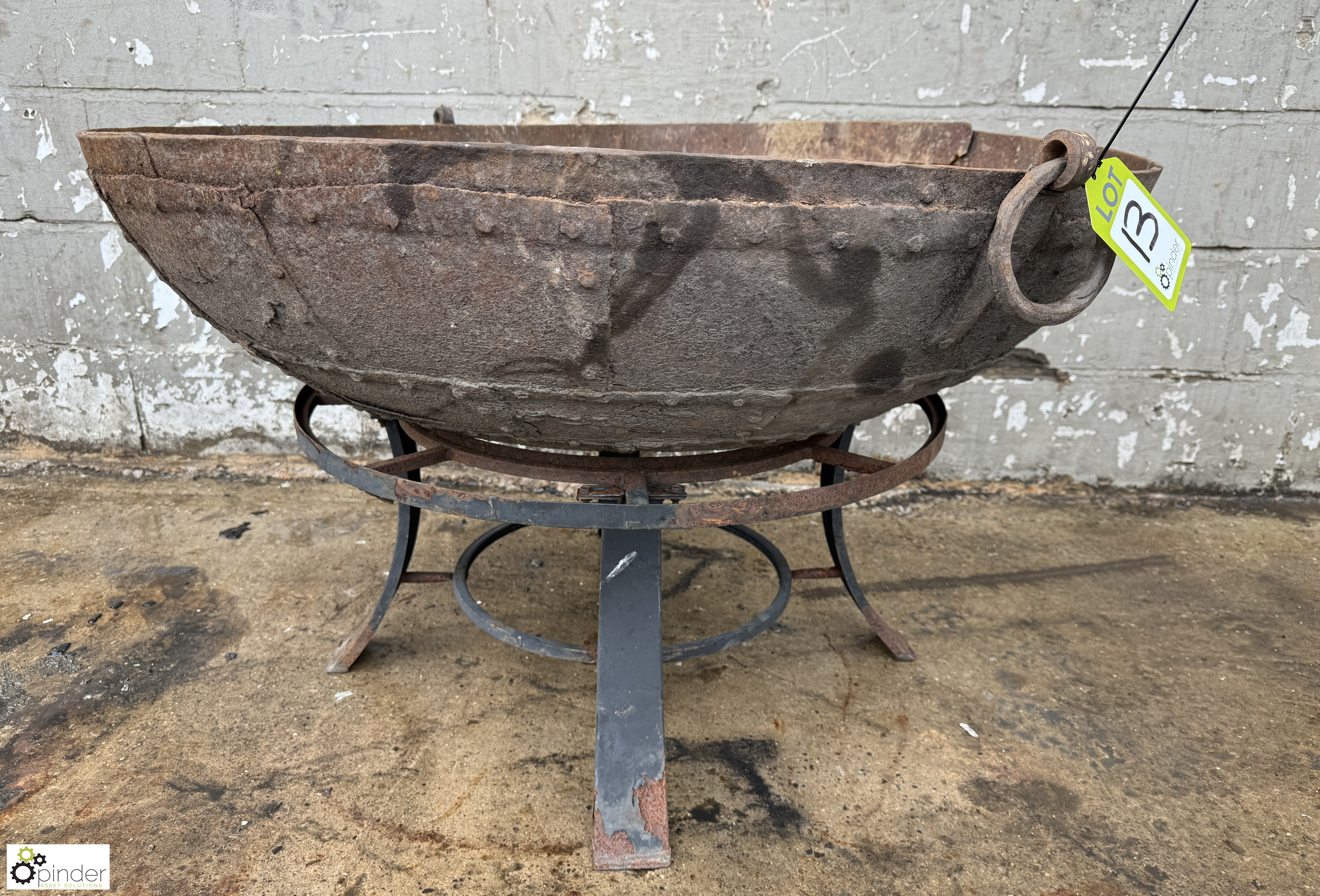 Vintage cast iron Fire Pit, 1070mm diameter x 650mm high - Image 2 of 7