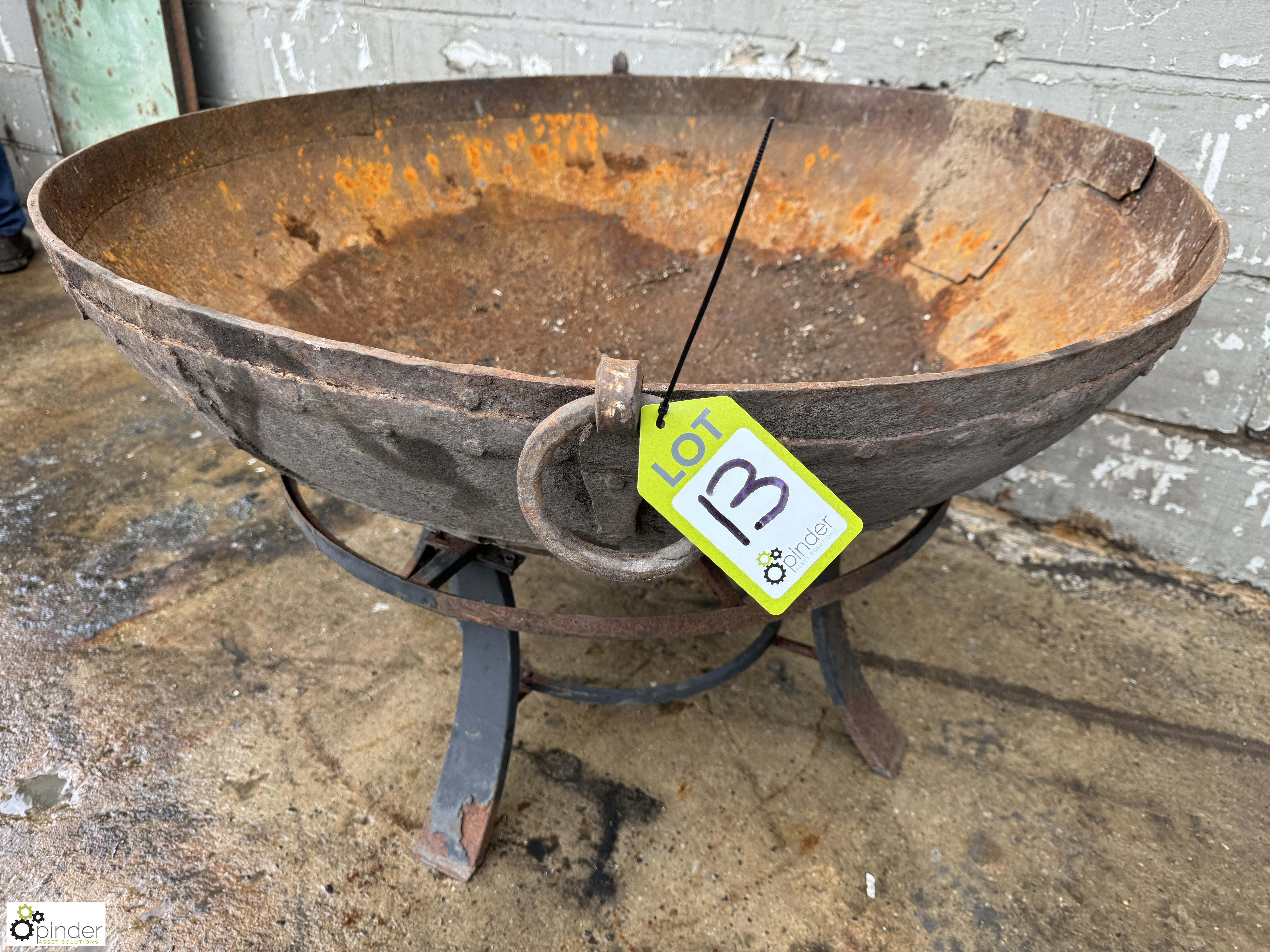 Vintage cast iron Fire Pit, 1070mm diameter x 650mm high