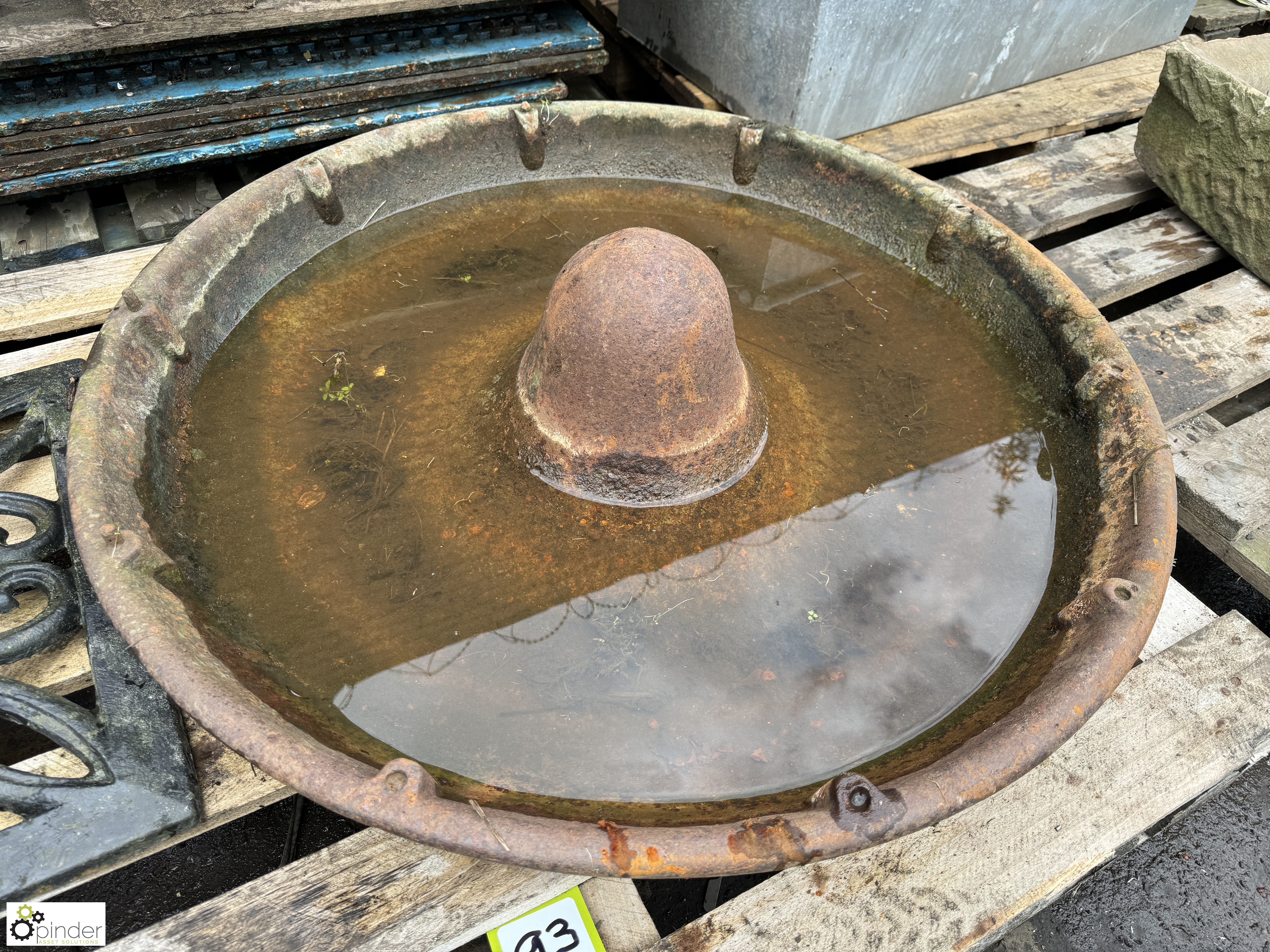 Cast iron Mexican hat style Pig Feeder, 900mm diameter - Image 2 of 5