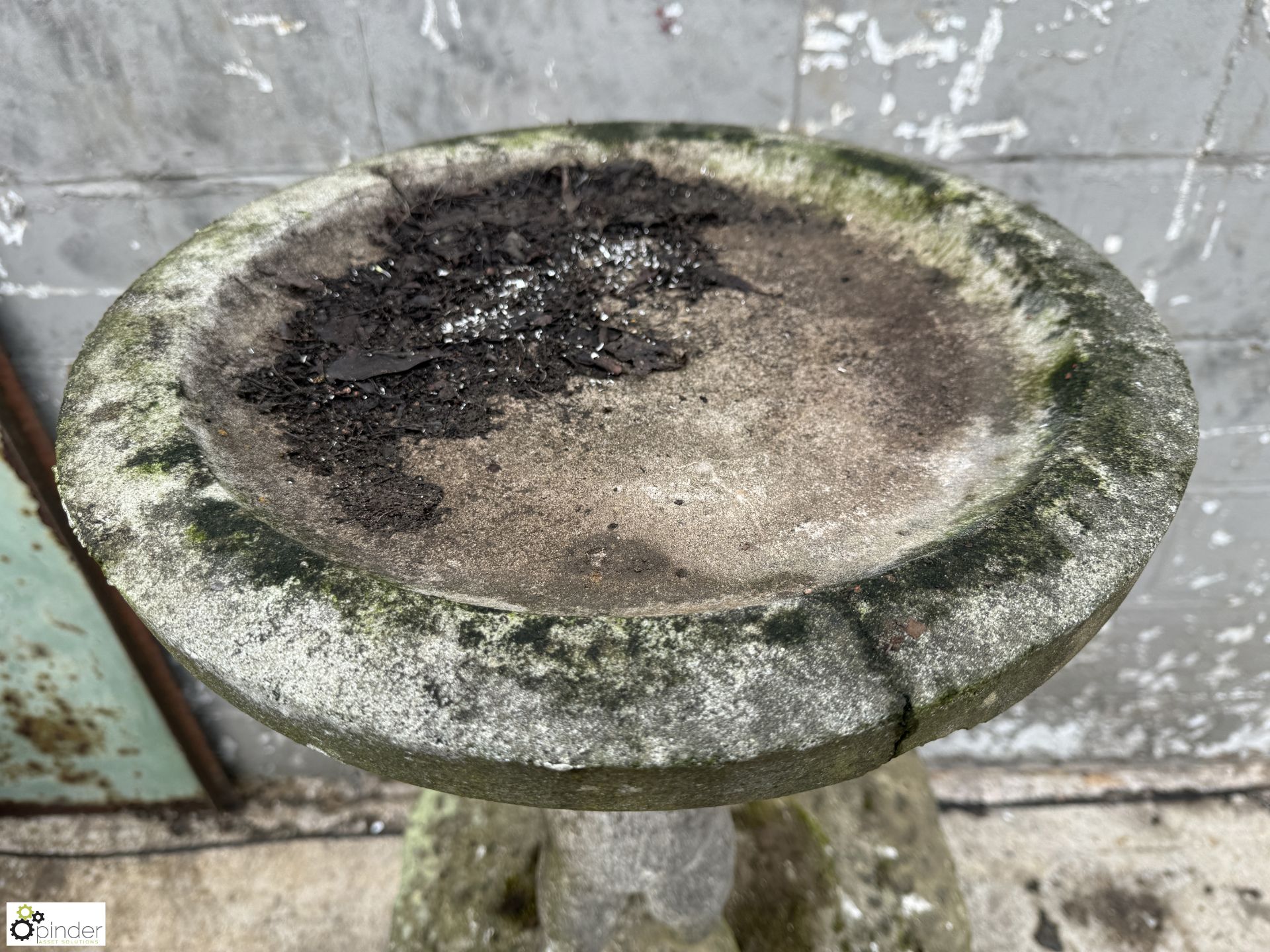 Reconstituted stone Birdbath, cherub holding bird table, 700mm tall - Image 5 of 7