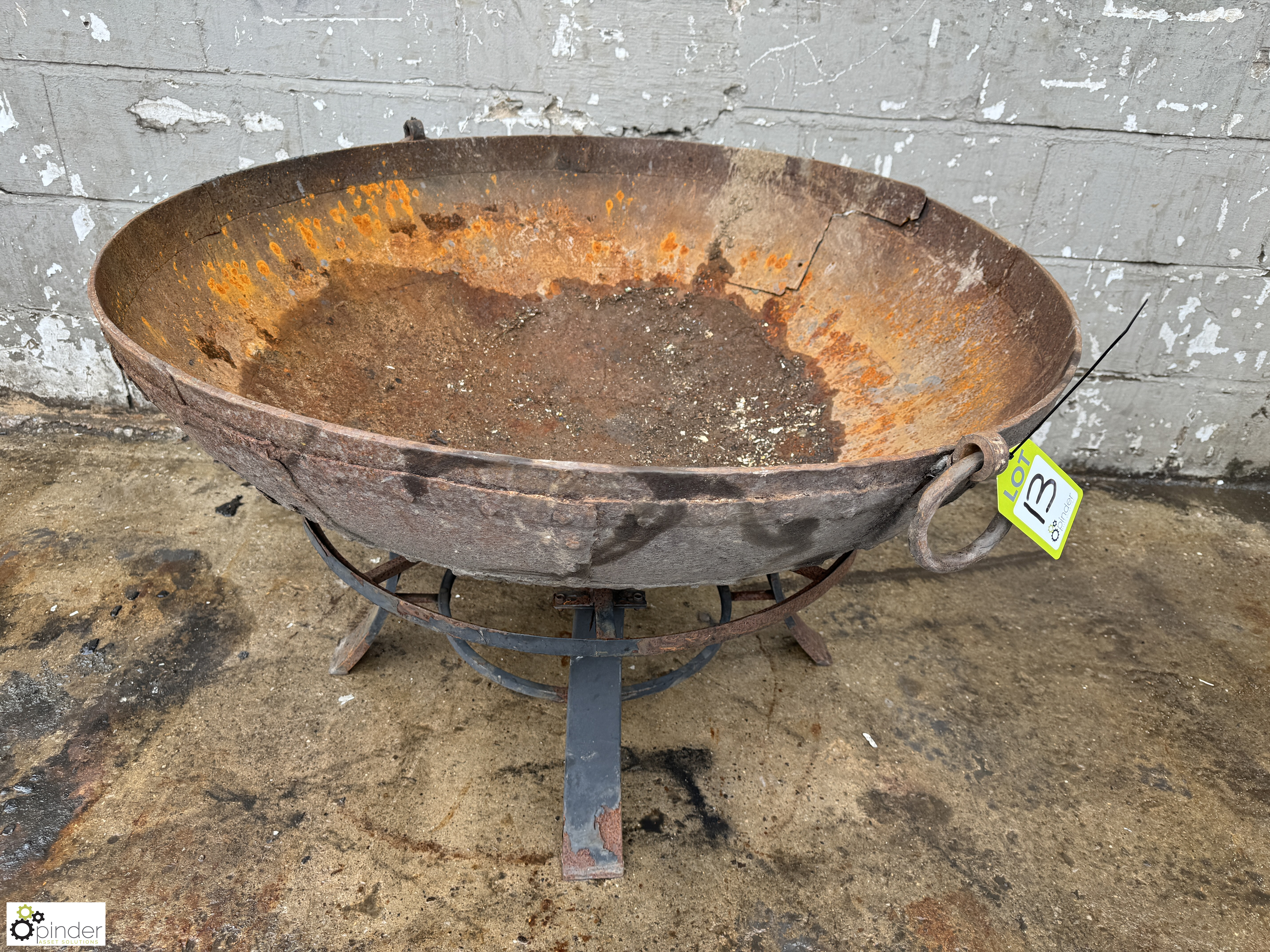 Vintage cast iron Fire Pit, 1070mm diameter x 650mm high - Image 3 of 7