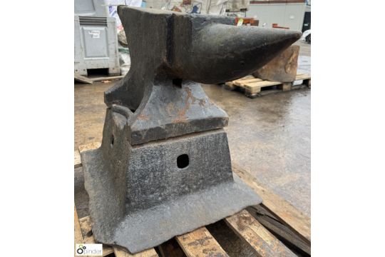 Blacksmith single beak Anvil, 900mm x 660mm including base - Image 5 of 10