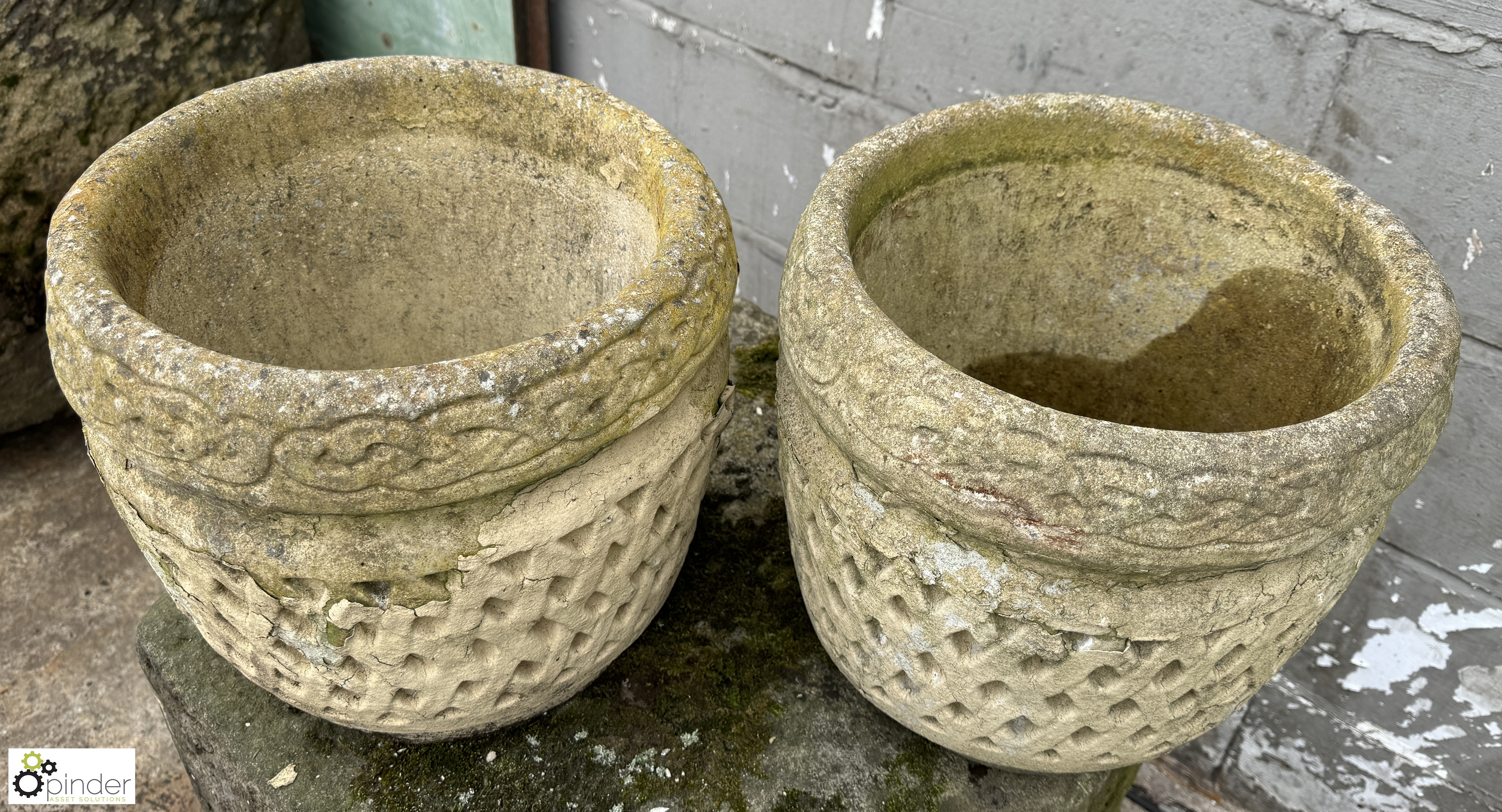 Pair reconstituted stone Urn, 340mm diameter x 300mm, with lattice design - Bild 2 aus 7