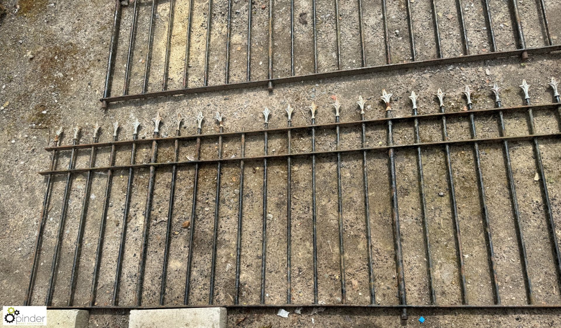 A run approx. 62ft of reclaimed wrought iron Railings, with decorative arrow tops, approx. 40in - Image 4 of 15