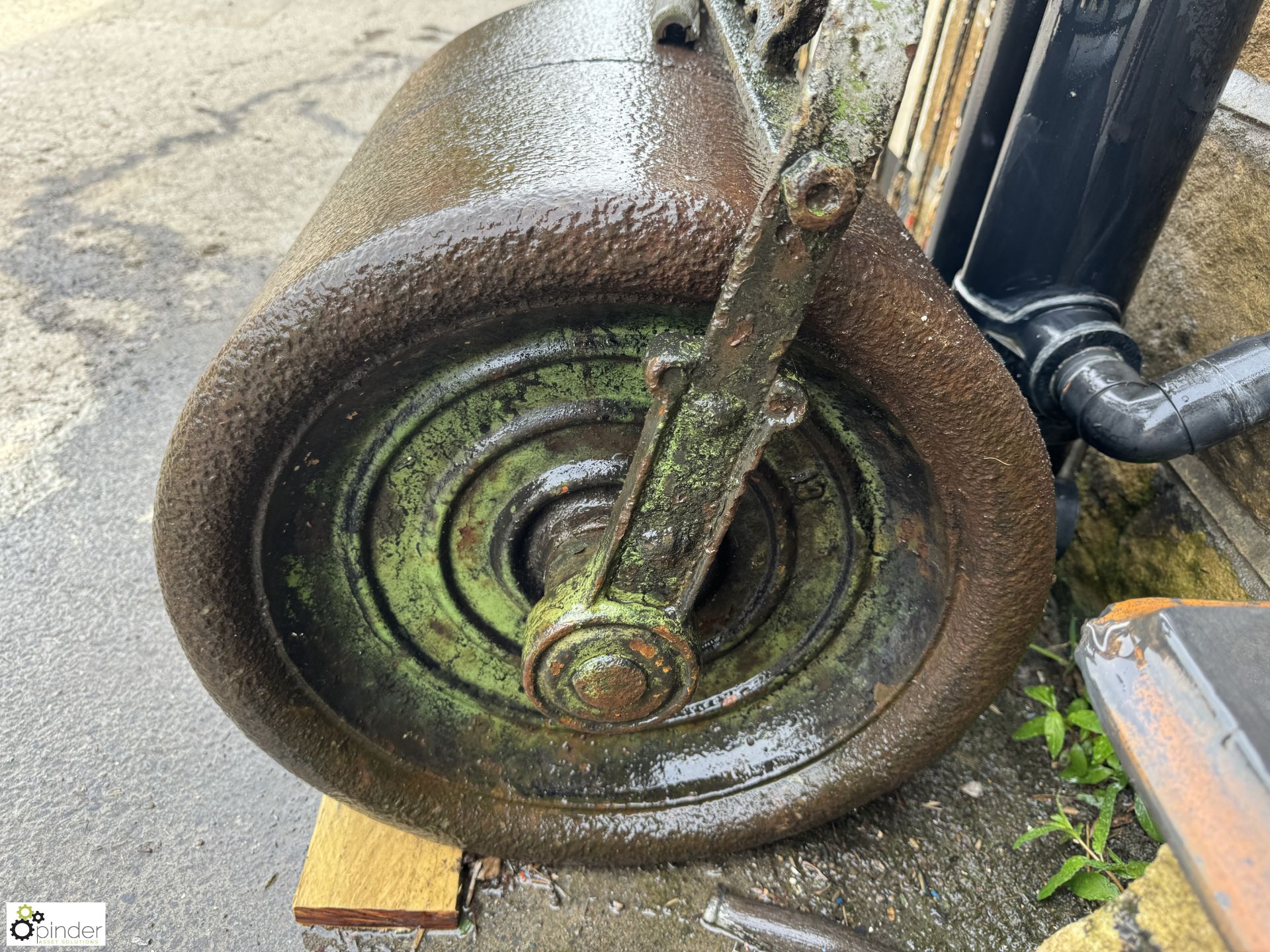 A Victorian cast iron Garden Roller, maker’s mark “Crown Leeds”, approx. 48in x 20in - Image 3 of 6