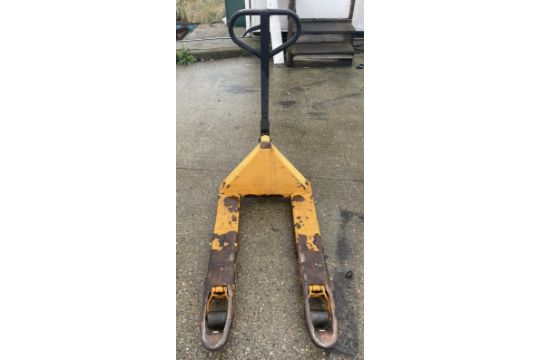 Manual hydraulic Pallet Truck (please note there i - Image 1 of 4