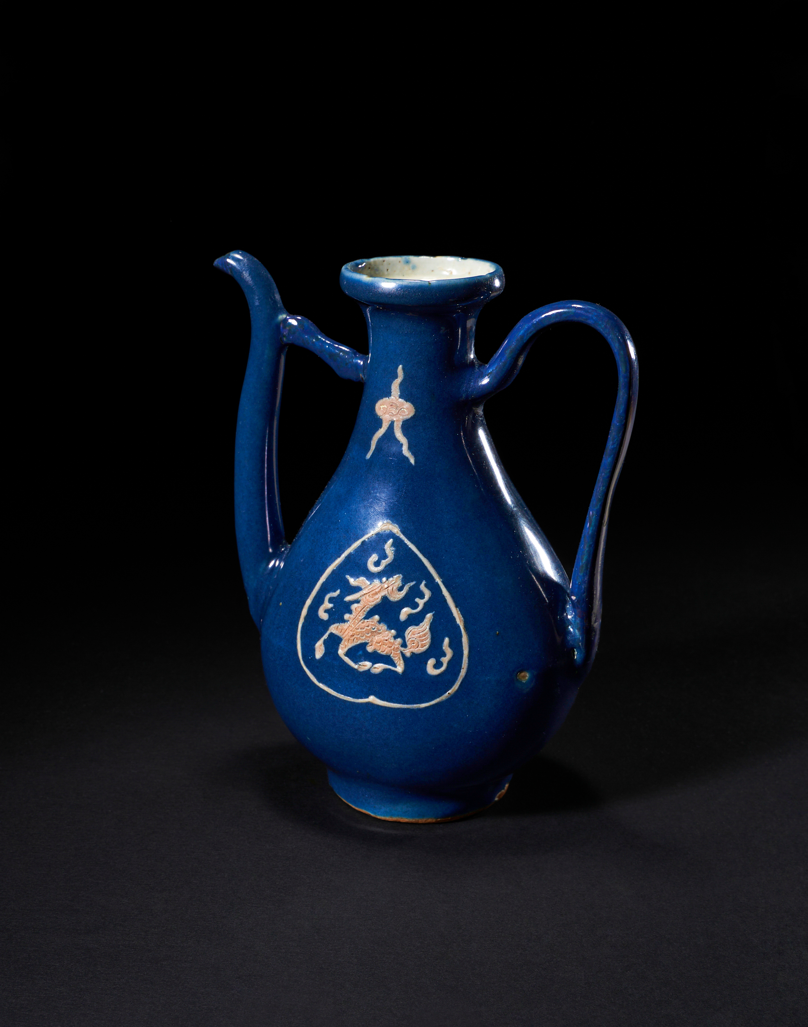 A BLUE-GLAZED AND SLIP-DECORATED EWER LATE MING DYNASTY (1368-1644) - Image 2 of 6