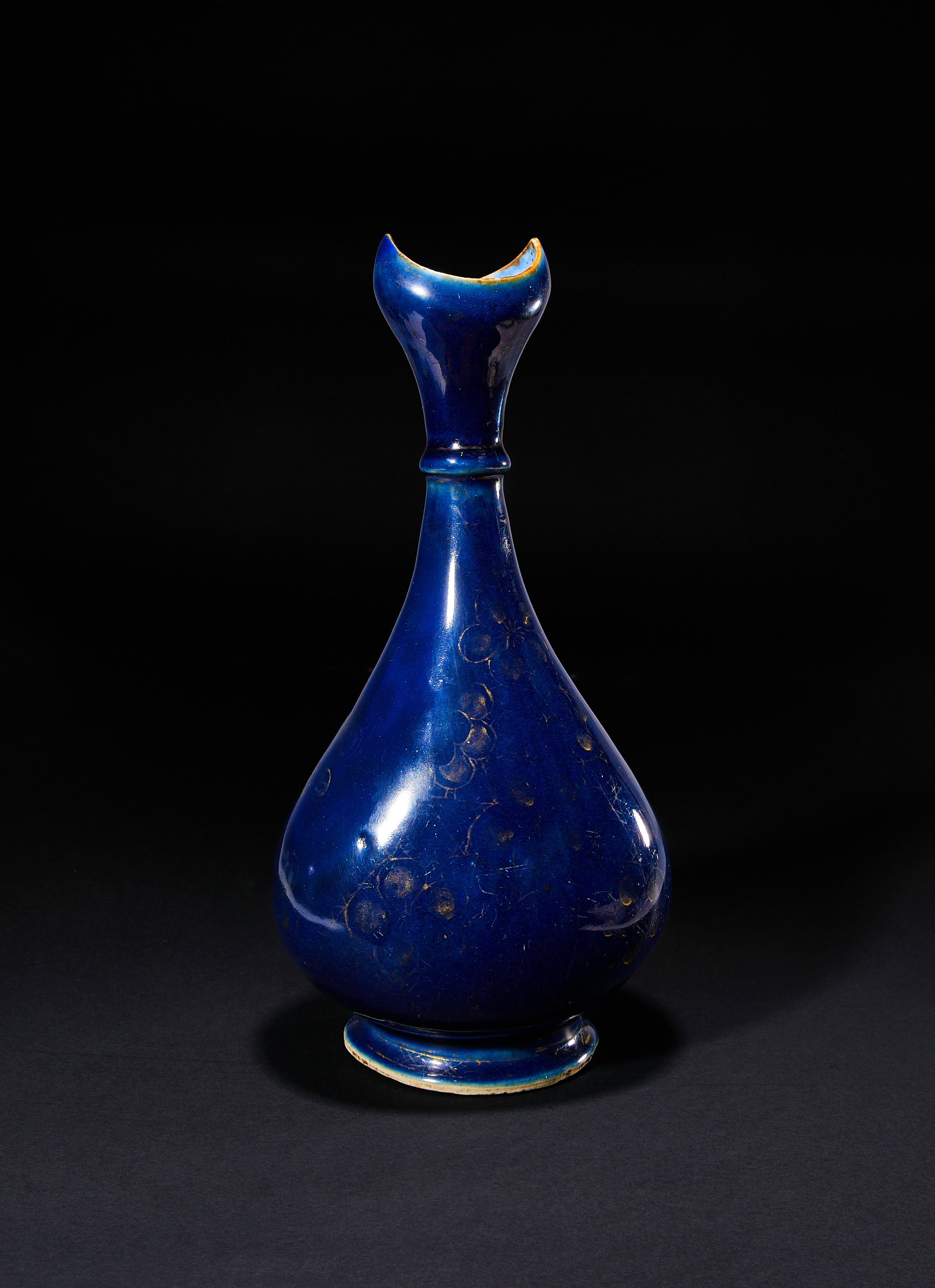 A CHINESE BLUE GLAZED & GILT PORCELAIN EWER FOR THE OTTOMAN MARKET, KANGXI PERIOD (1662-1722) - Image 3 of 4