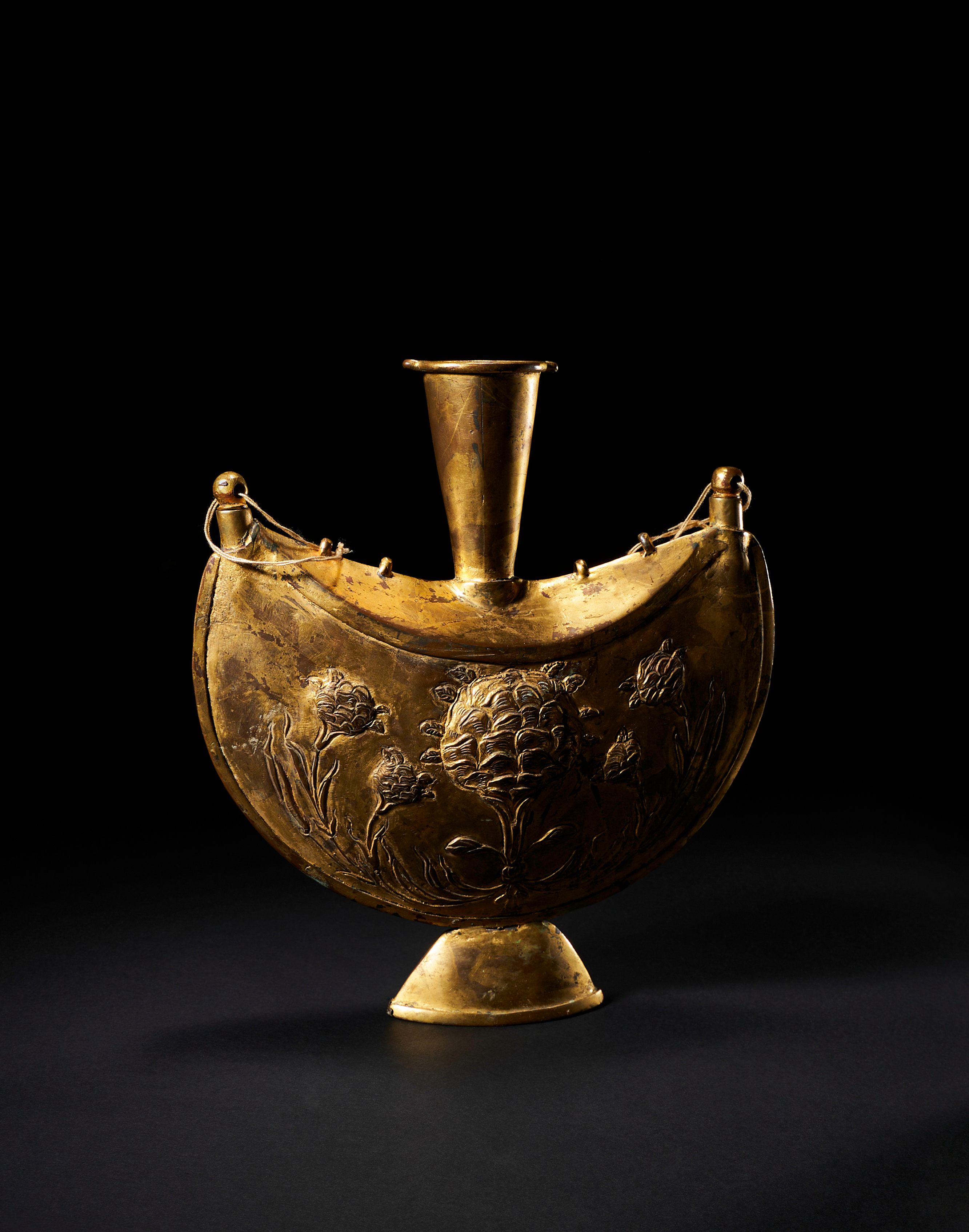 AN OTTOMAN OR MUGHAL COPPER GILT (TOMBAK) PILGRIM FLASK, 17TH CENTURY, DECCAN OR OTTOMAN - Image 3 of 3