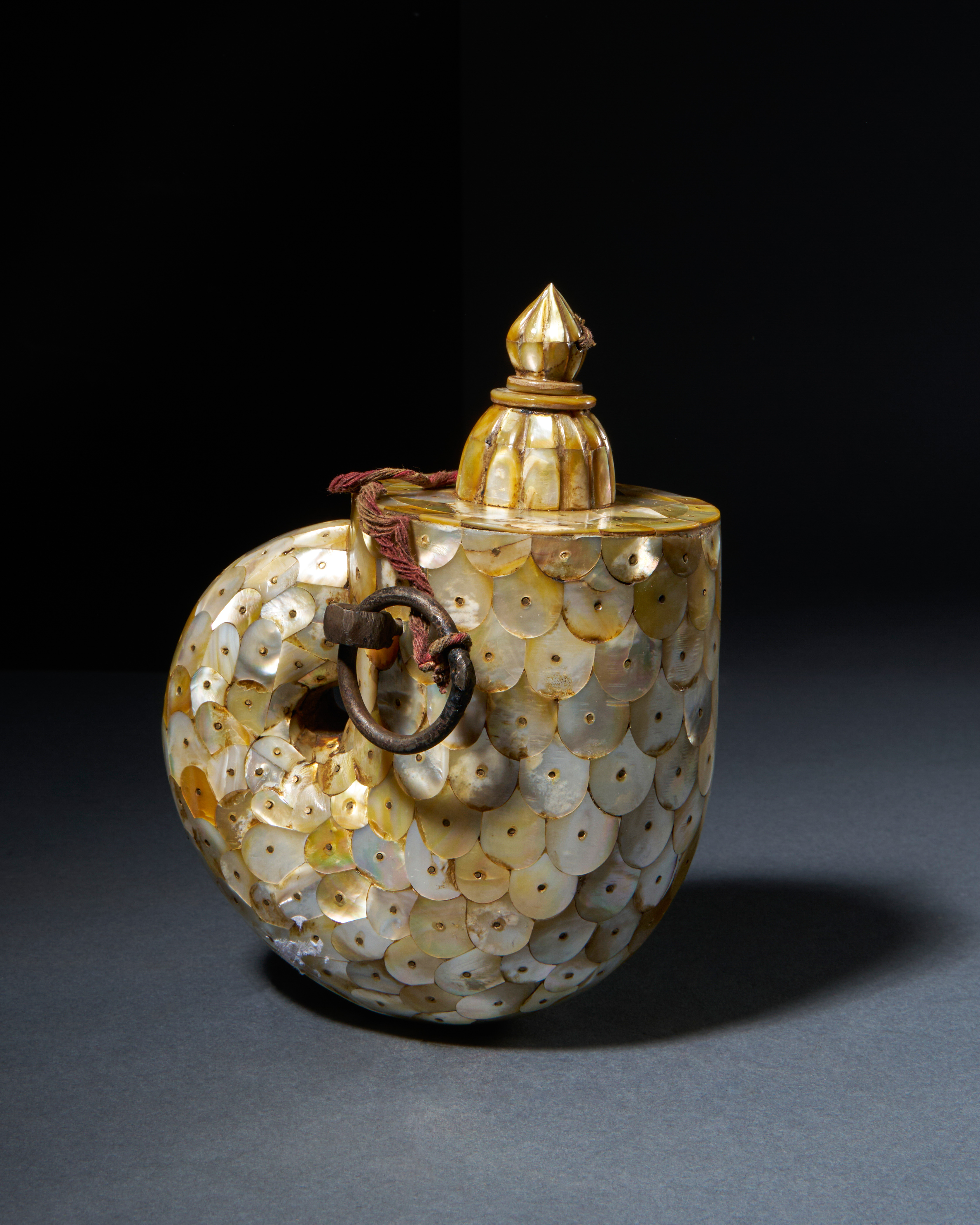 A MOTHER OF PEARL GOA POWDER FLASK, GUJARAT, WESTERN INDIA, 18TH/19TH CENTURY